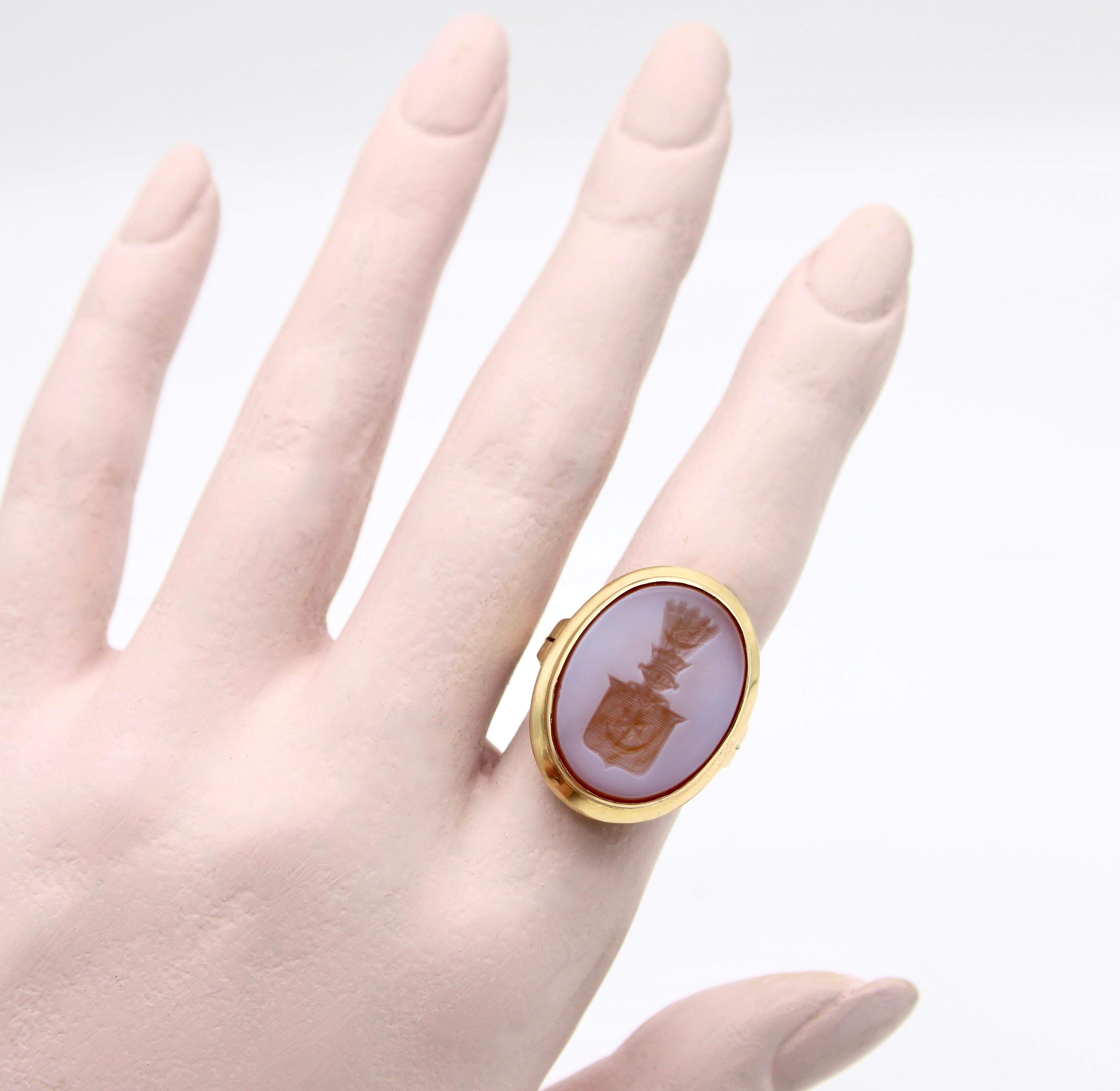 Victorian 14k Gold Banded Agate Intaglio Signet Ring with Shield In Good Condition For Sale In Venice, CA