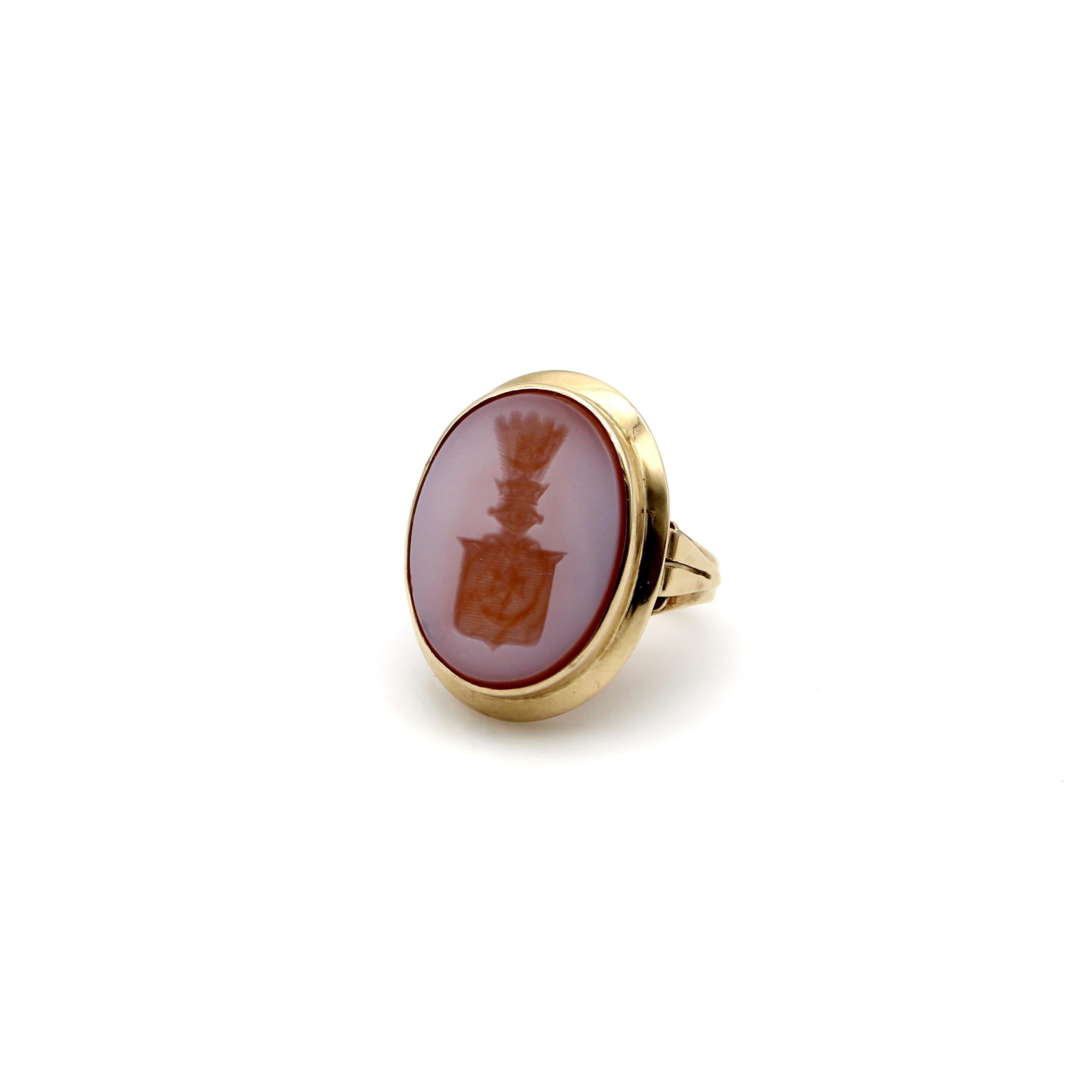 Victorian 14k Gold Banded Agate Intaglio Signet Ring with Shield For Sale 2
