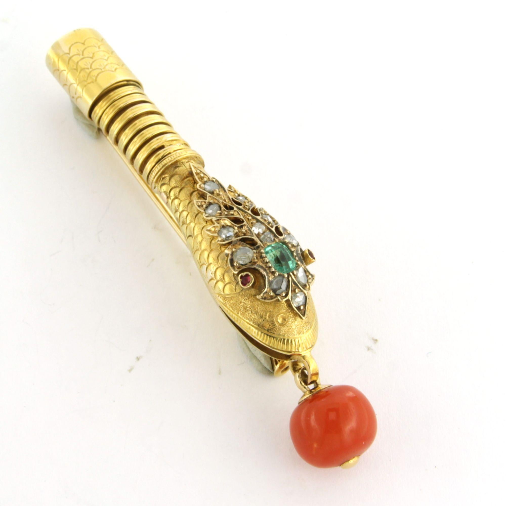 Victorian 14k yellow gold brooch in the shape of a snake's head set with coral, emerald, ruby, and rose diamonds up to 0.15 ct – G/H – SI – 10.7 grams

Detailed description:

The brooch measures 6.3 cm long, 1.0 cm wide, and 1.4 cm high.

Weight: