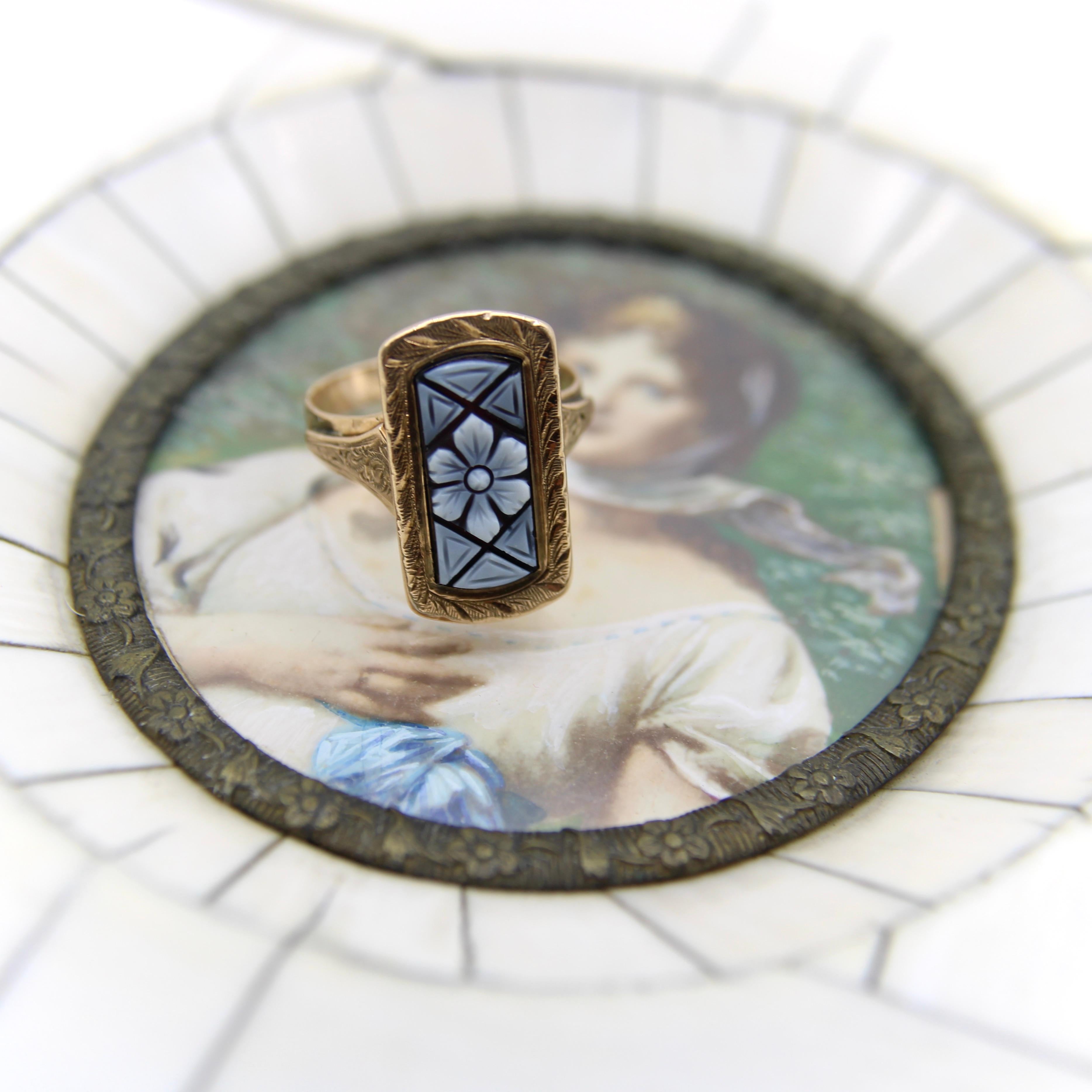 Victorian 14K Gold Carved Floral Banded Agate Ring in vendita 4