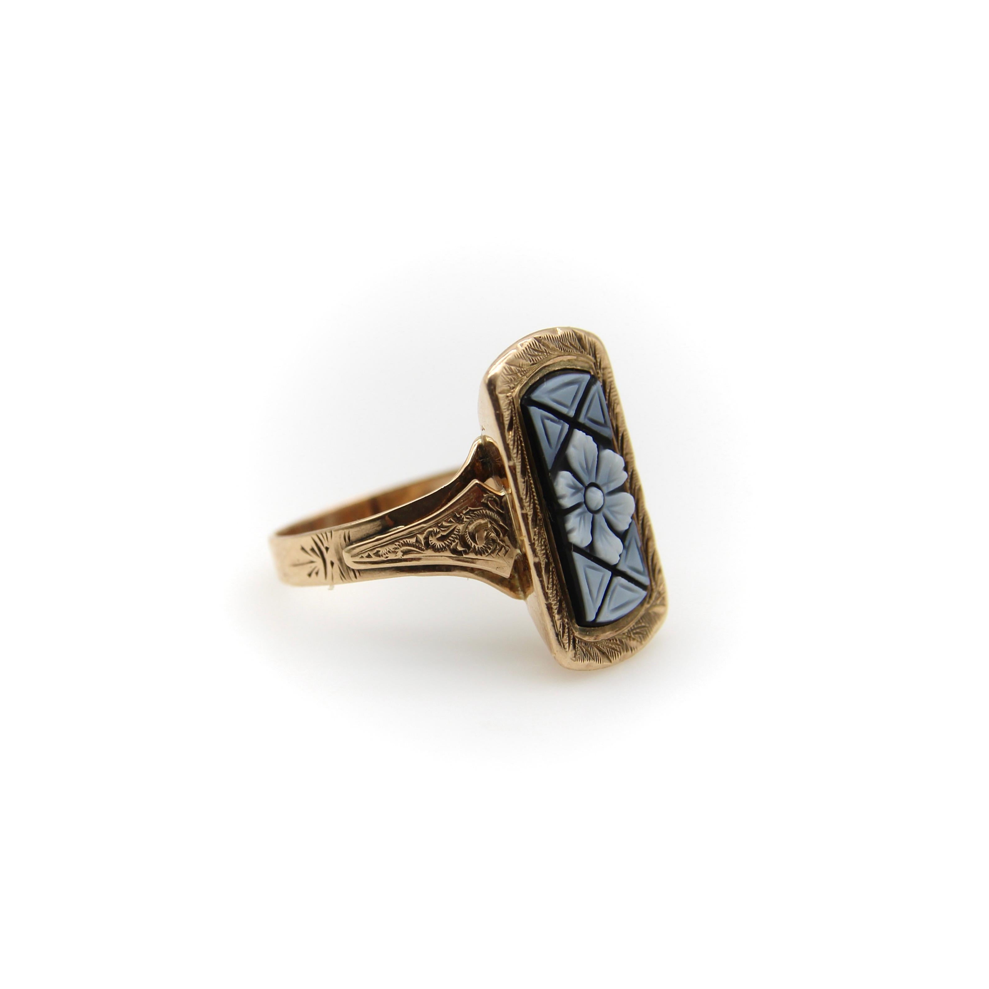 Vittoriano Victorian 14K Gold Carved Floral Banded Agate Ring in vendita