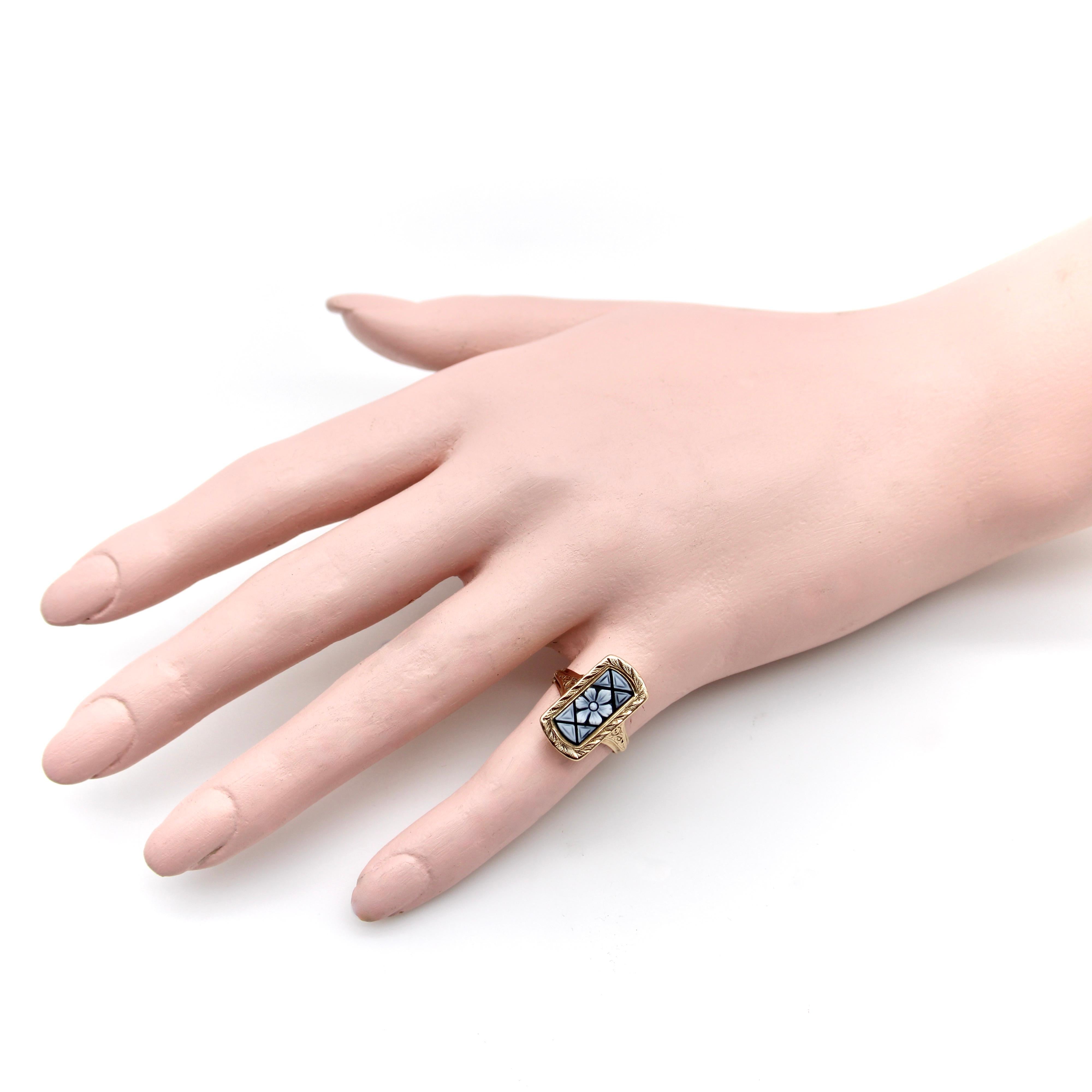 Victorian 14K Gold Carved Floral Banded Agate Ring in vendita 3