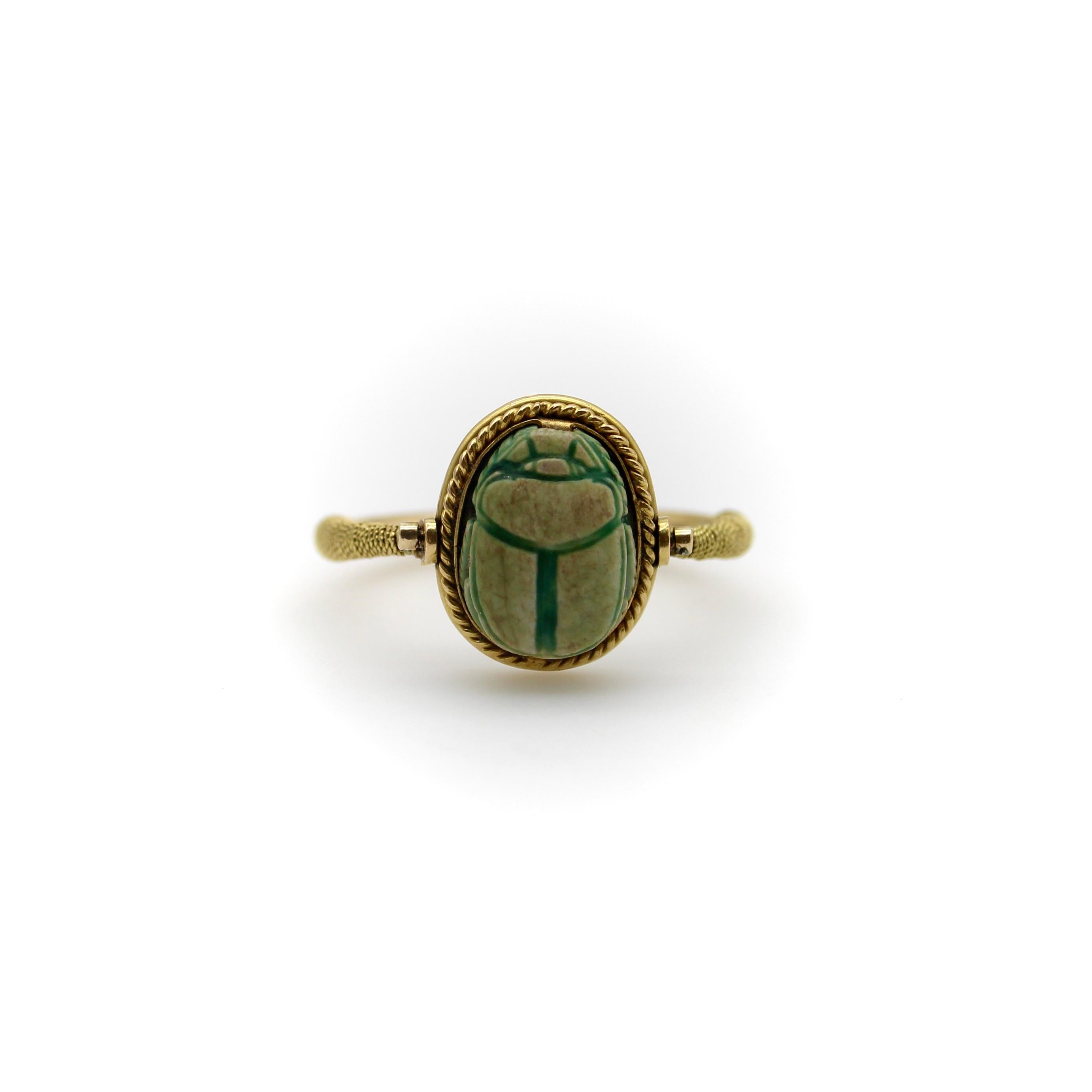 Dieser süße ägyptische Revival-Ring stammt aus der viktorianischen Ära. Der mit Draht umwickelte Schaft des Rings ist ein Hinweis auf Skarabäusringe aus dieser Zeit. Dieser Ring ist drehbar, so dass man ihn umdrehen kann, um die Unterseite des