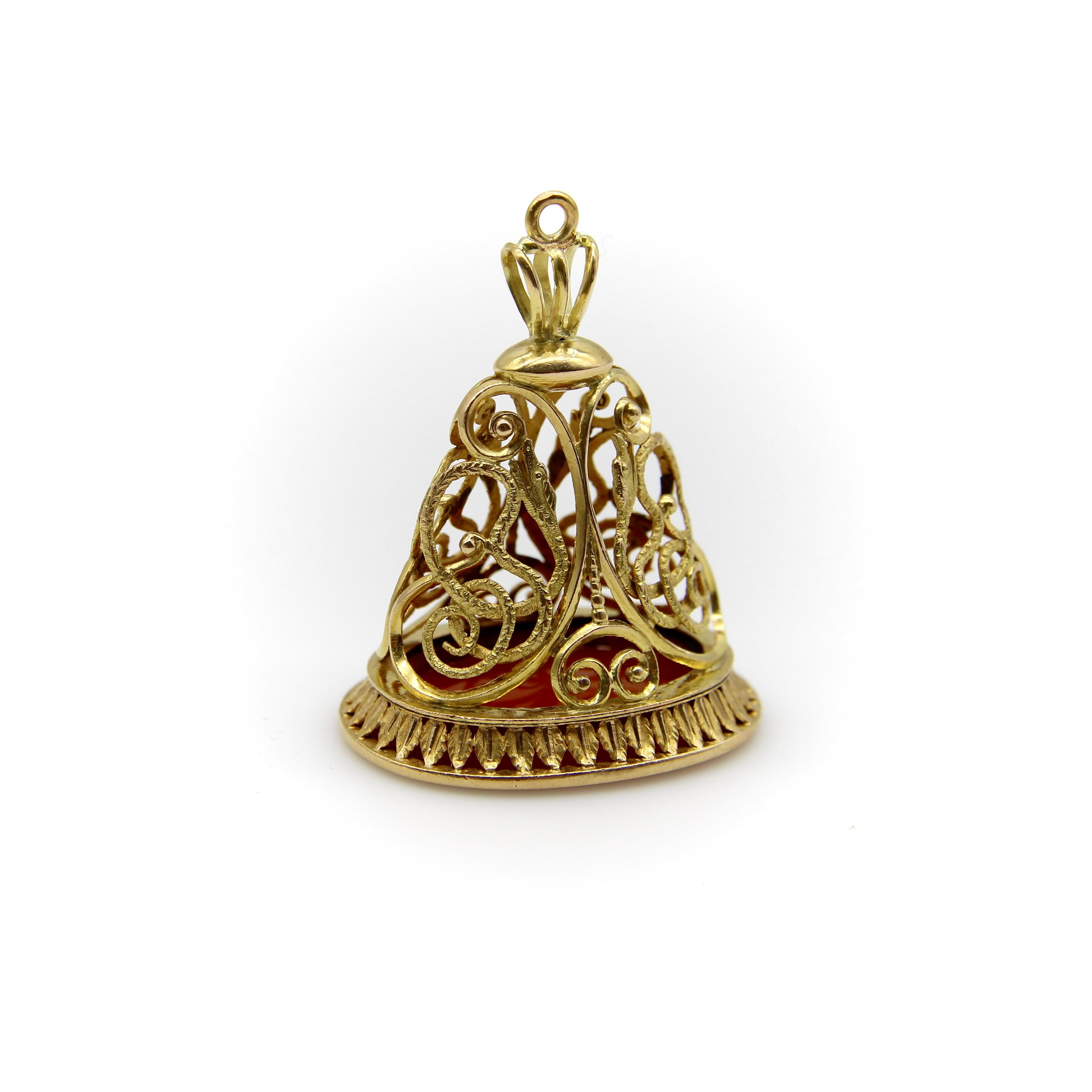 Si tratta di un bracciale ornato in oro 14k più grande che presenta serpenti ondulati che si attorcigliano in un nodo d'amore. Su ogni lato del bracciale c'è l'immagine speculare di una testa di serpente con la bocca aperta che scende verso il corpo