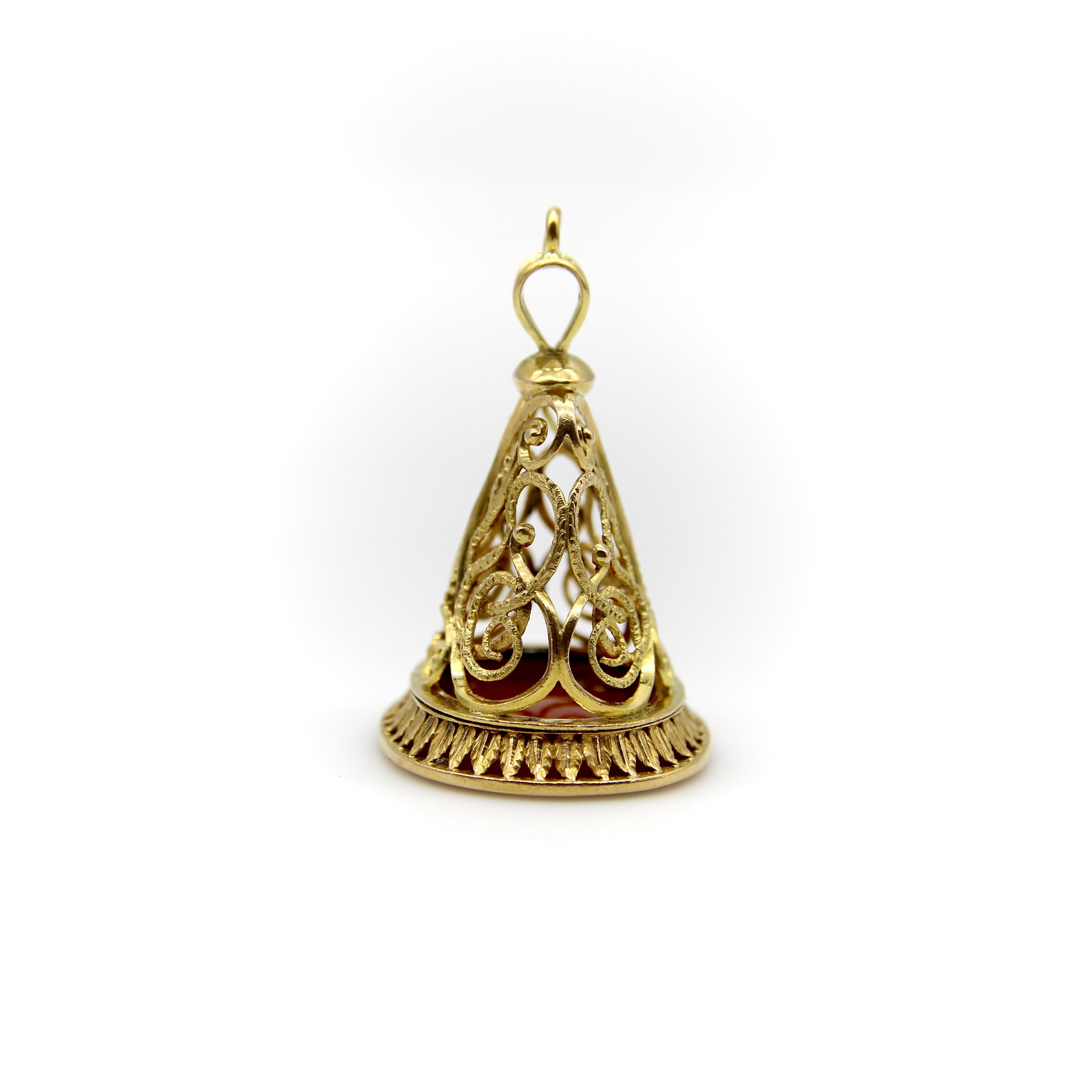Vittoriano Portafortuna vittoriano in oro 14K con serpente elaborato e corniola in vendita