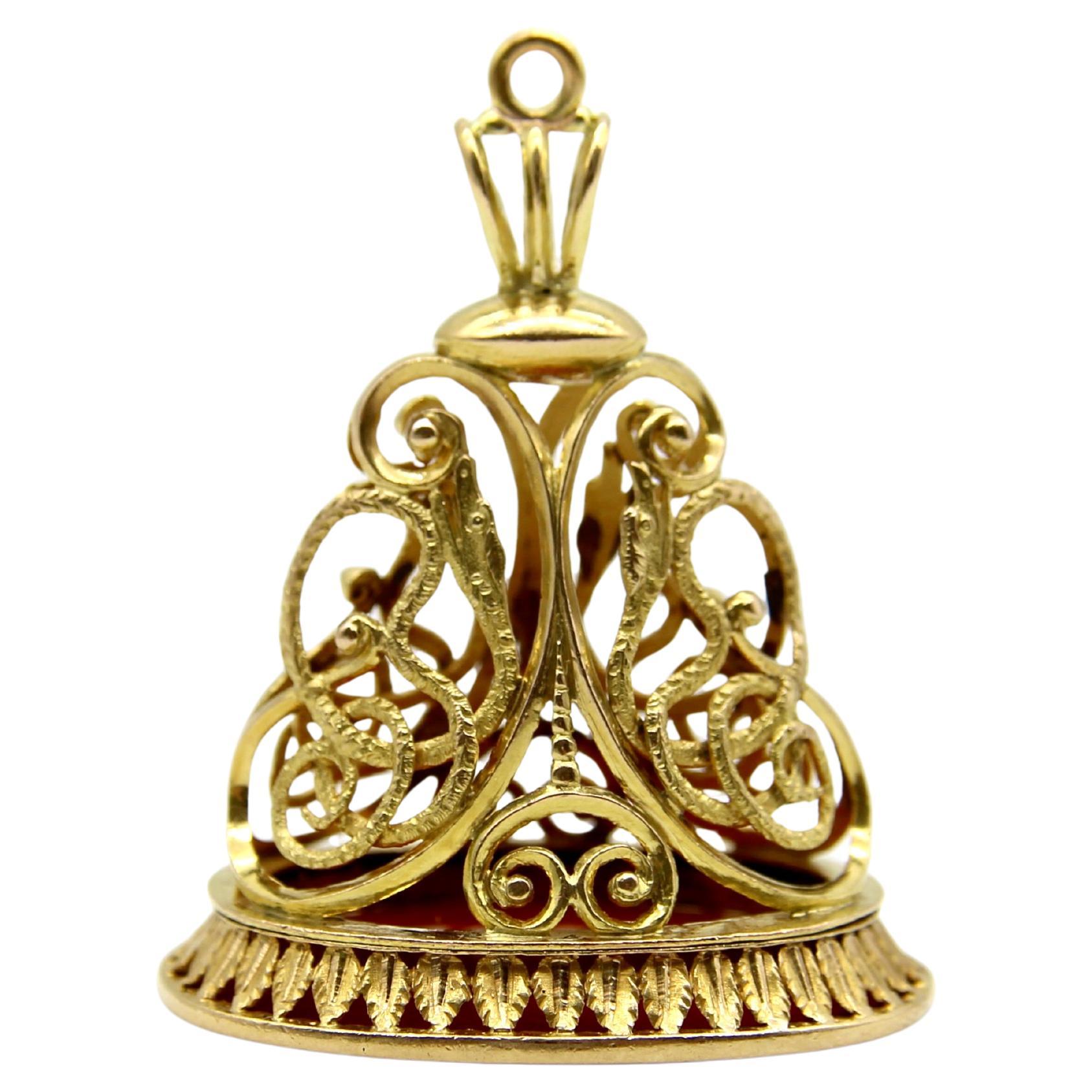 Portafortuna vittoriano in oro 14K con serpente elaborato e corniola in vendita