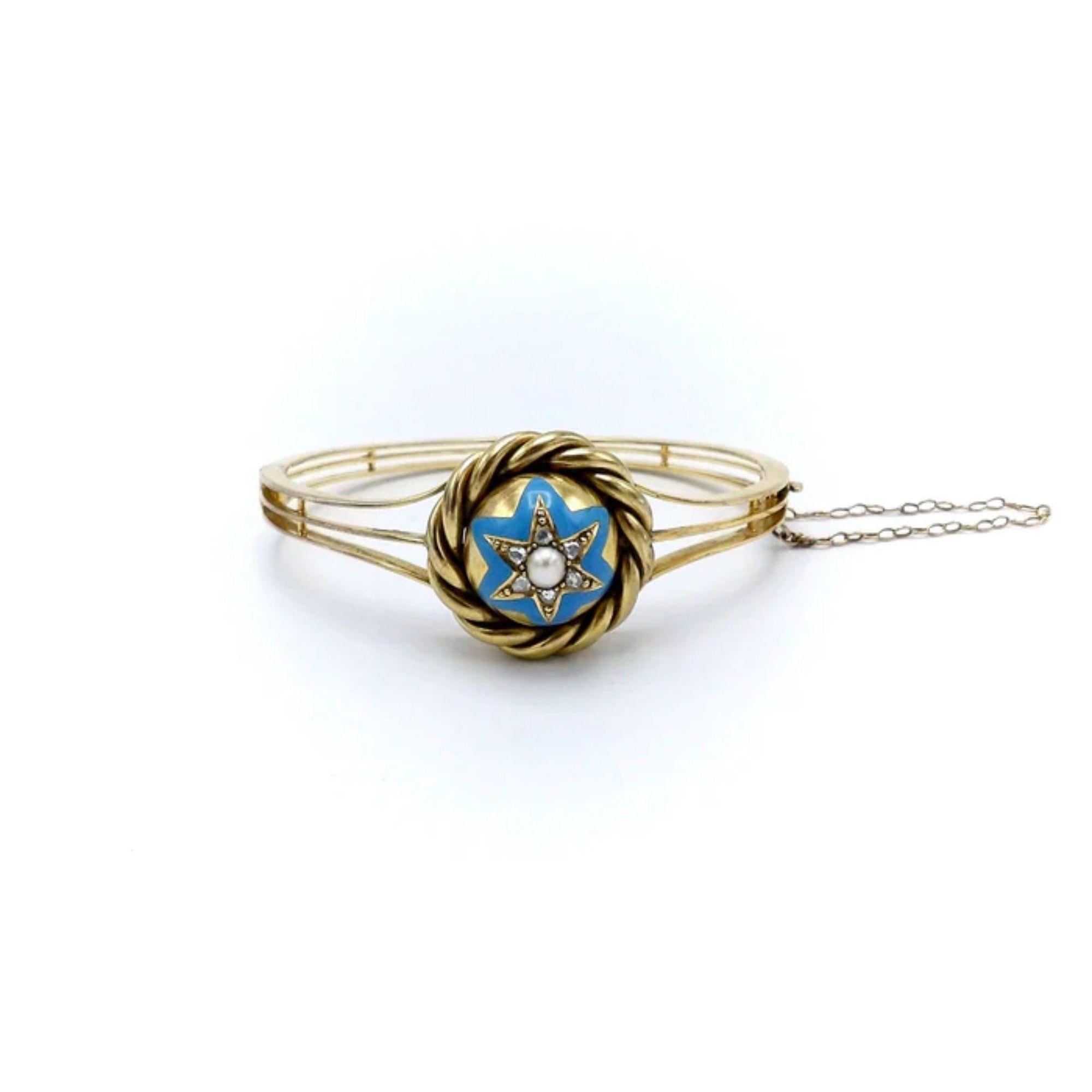 Ce magnifique bracelet en or 14 carats présente un design fantastique, avec des motifs célestes composés de diamants roses étincelants, d'émail et d'une perle. Le bracelet est orné d'un dôme en or jaune au centre, entouré d'une corde torsadée. Au