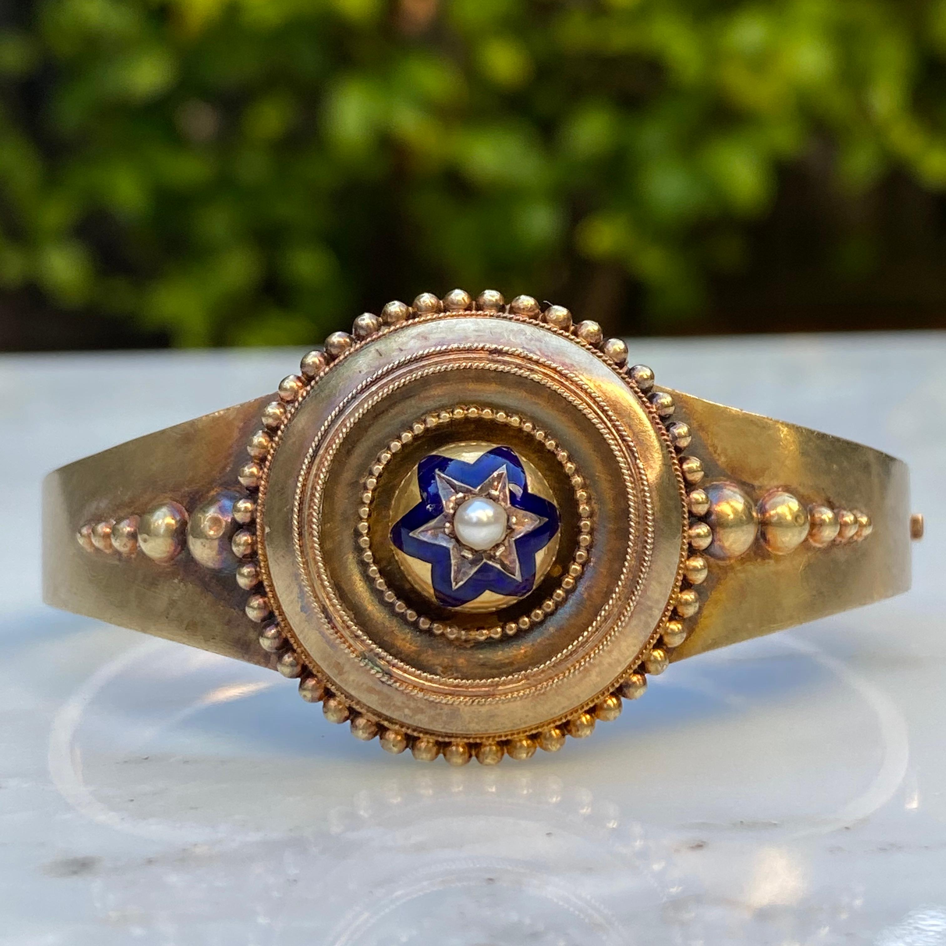 Detalles:
Precioso brazalete victoriano del Renacimiento Etrusco con un precioso esmalte y una fabulosa estrella. La pulsera es de oro amarillo de 14 quilates, con esmalte azul en forma de estrella. En el centro hay una perla natural de