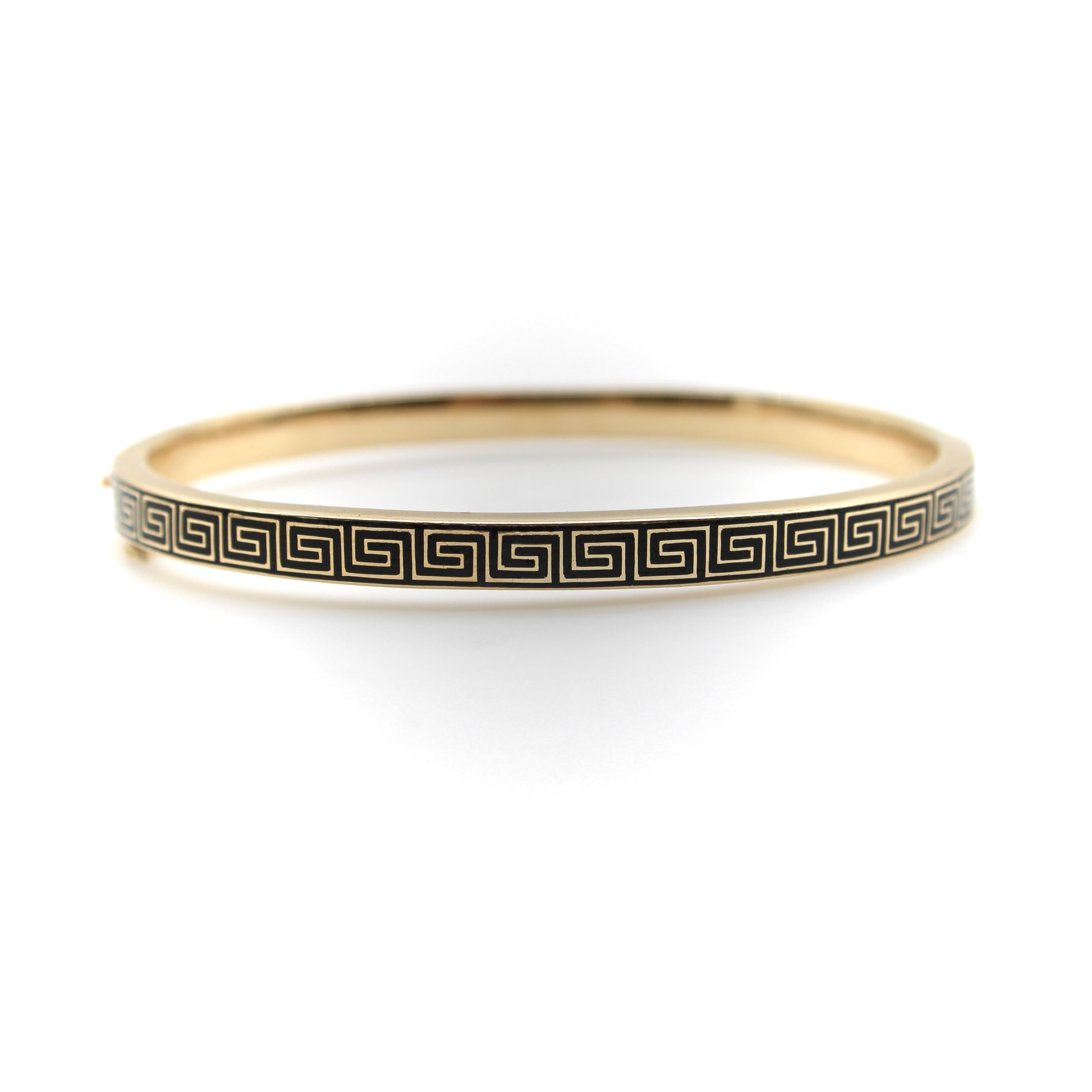 Questo bracciale semplice ed elegante, risalente all'epoca vittoriana, potrebbe adattarsi a qualsiasi epoca, grazie al suo design e alla sua semplicità senza tempo. Sebbene risalga all'epoca vittoriana, ha un aspetto molto moderno. Il motivo della