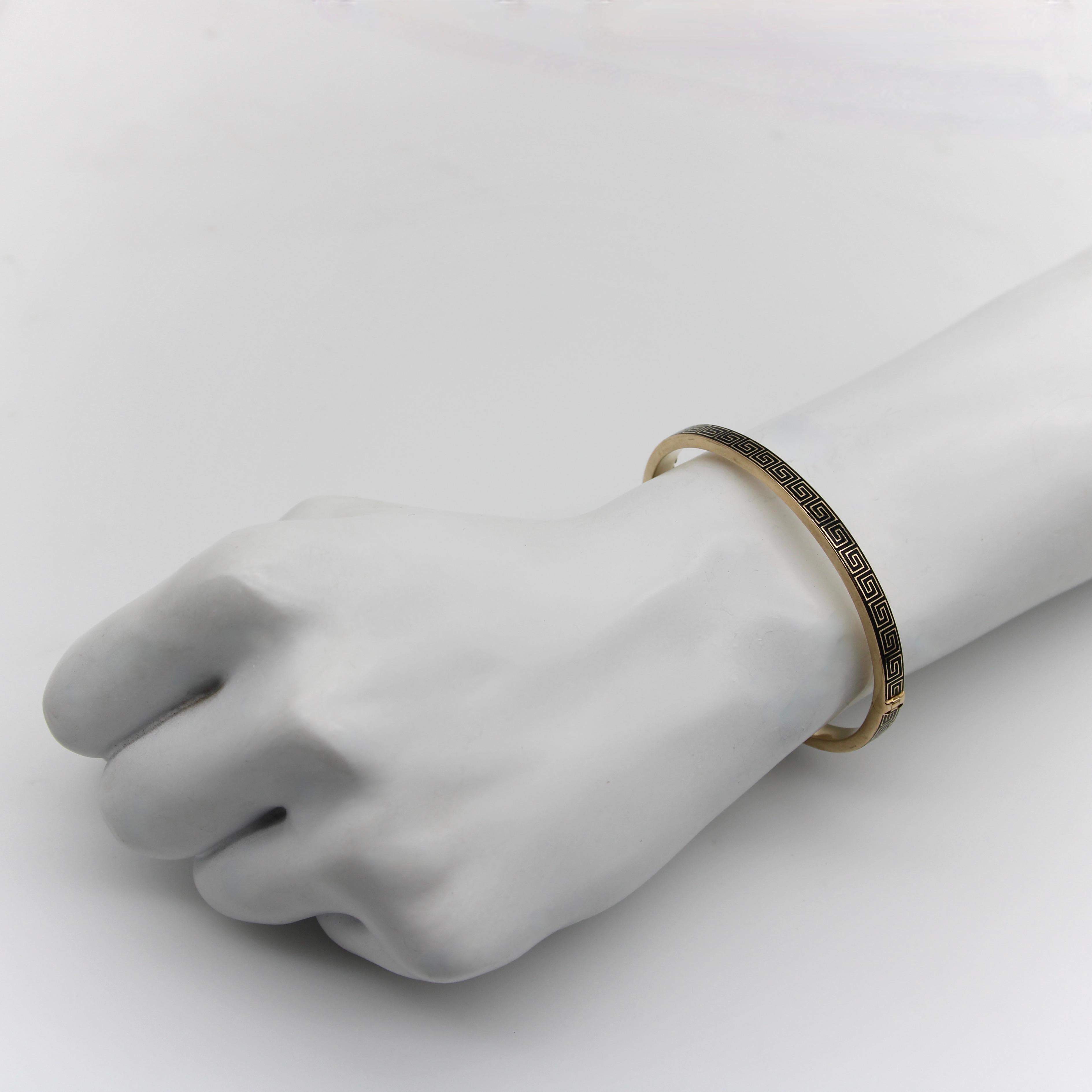 Bracciale vittoriano in oro 14K con smalto a forma di chiave greca in vendita 2