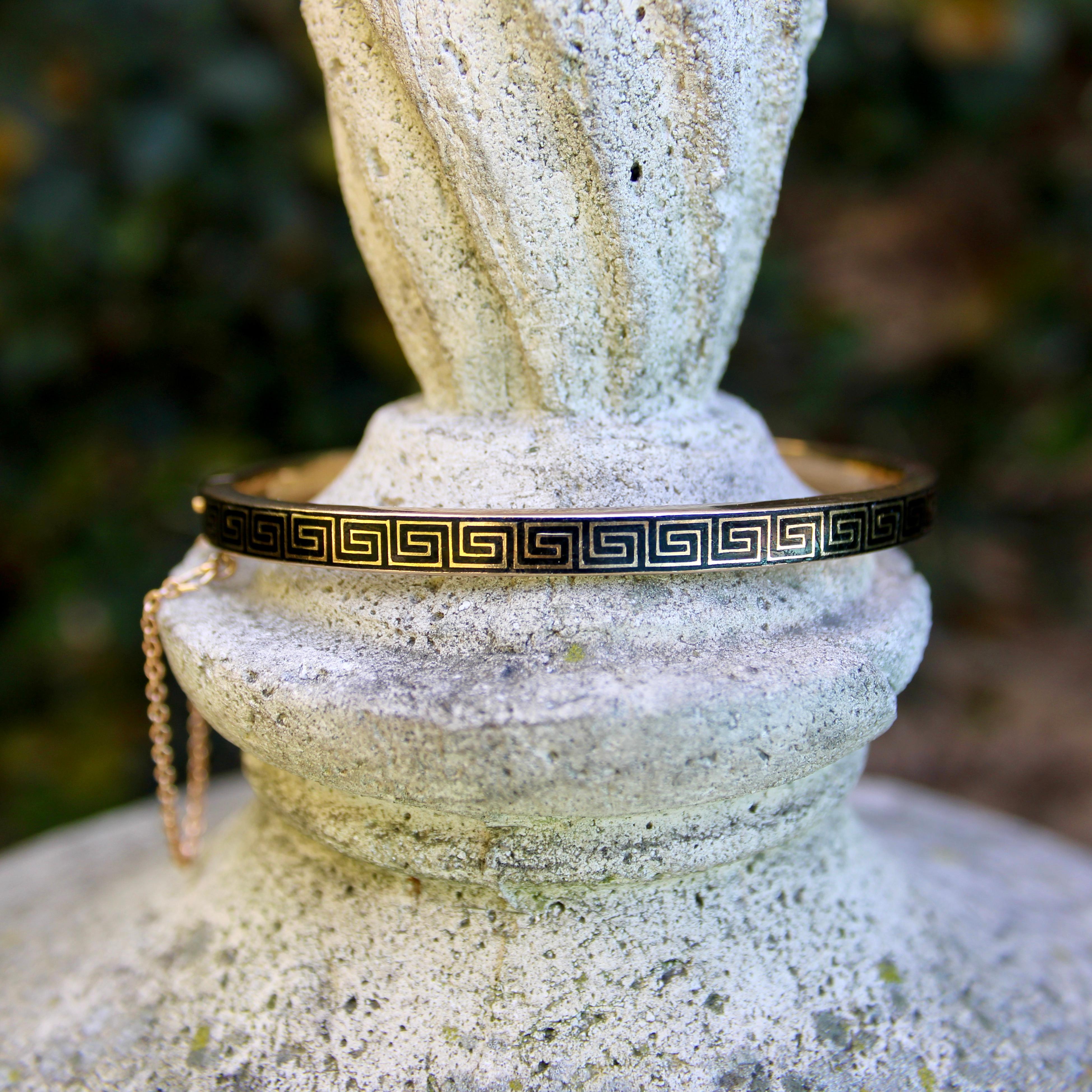 Bracciale vittoriano in oro 14K con smalto a forma di chiave greca in vendita 4
