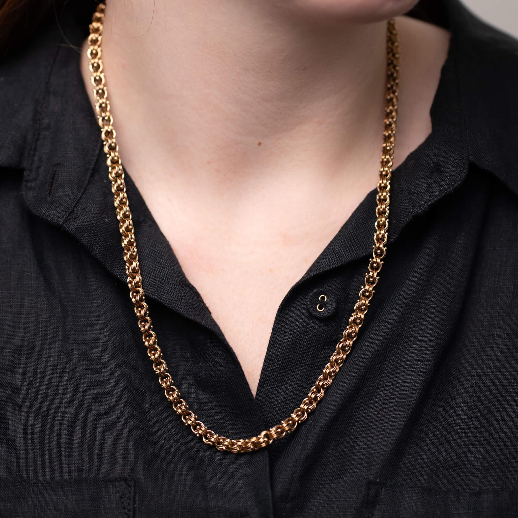 Cette superbe chaîne victorienne à maillons fantaisie est fabriquée en or jaune 14 carats et peut être portée sur une longue chaîne ou sur une chaîne plus courte. Lorsqu'il est porté à la longueur la plus courte, un pendentif en forme de breloque ou