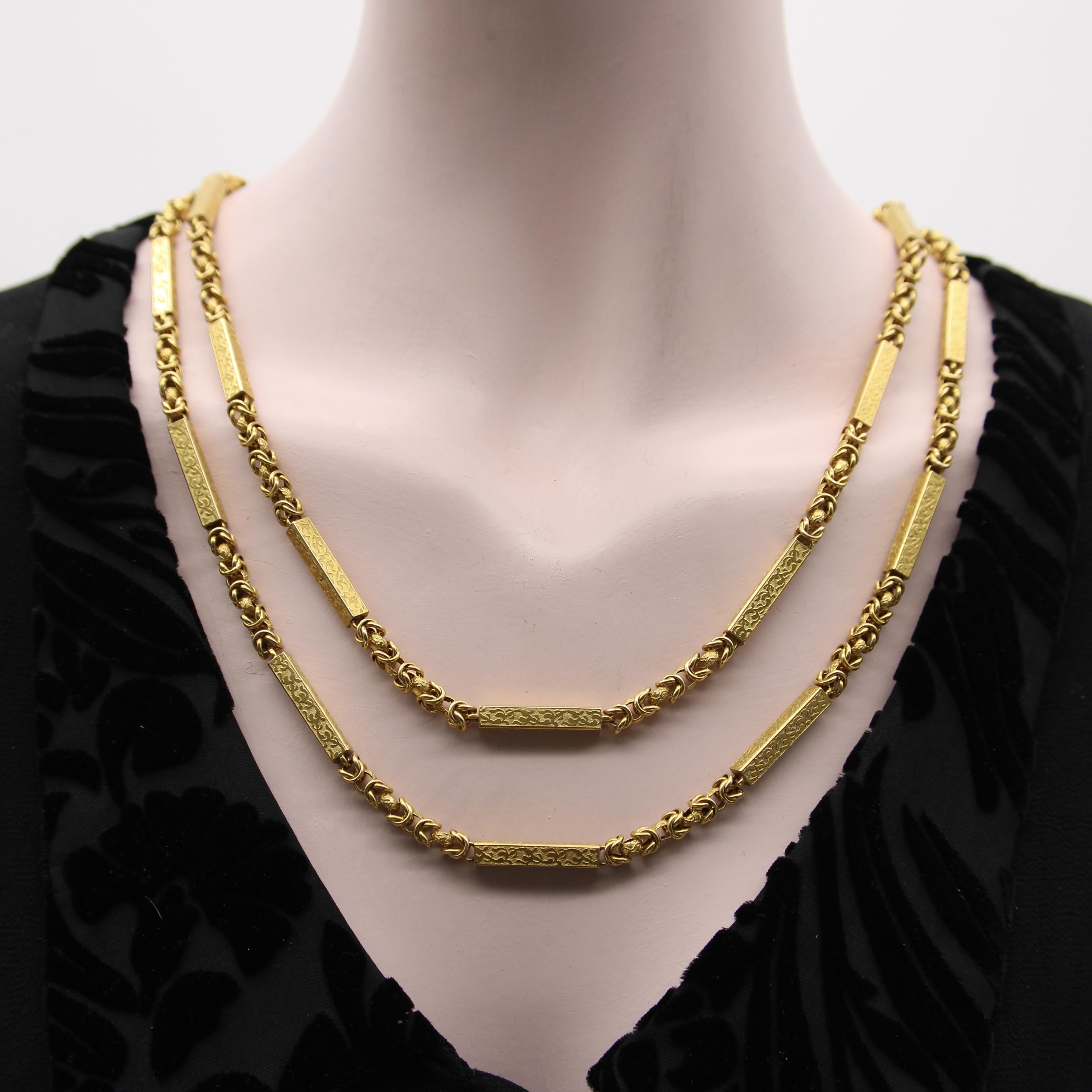 Longue chaîne de garde victorienne en or 14 carats à maillons fantaisie avec détails en relief en vente 5