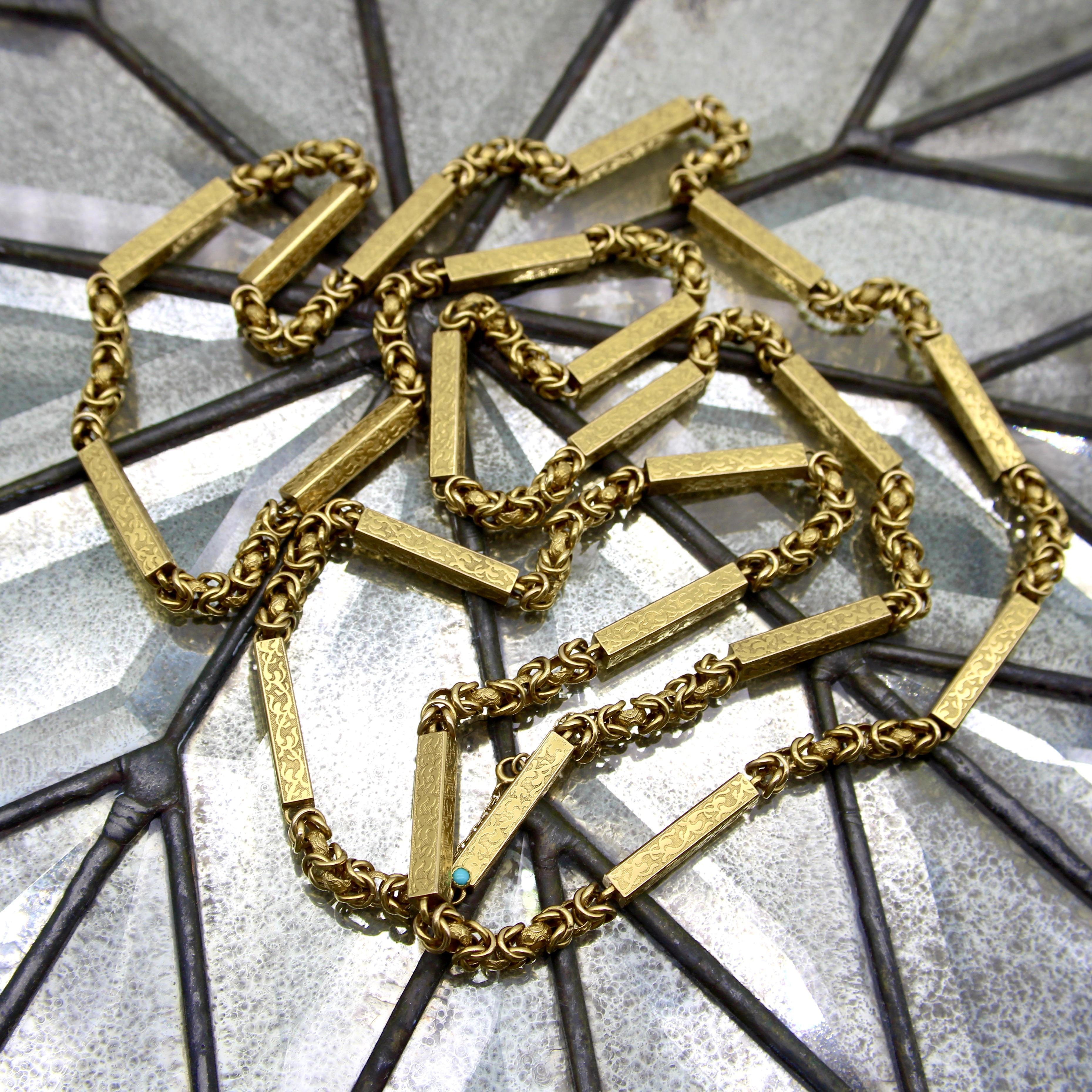 Longue chaîne de garde victorienne en or 14 carats à maillons fantaisie avec détails en relief en vente 2