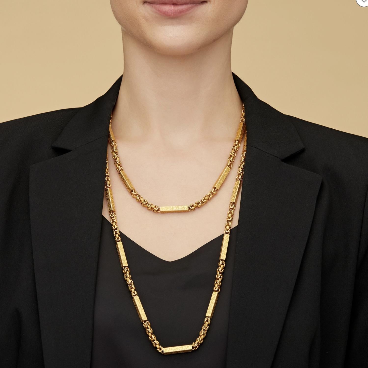 Longue chaîne de garde victorienne en or 14 carats à maillons fantaisie avec détails en relief en vente 3