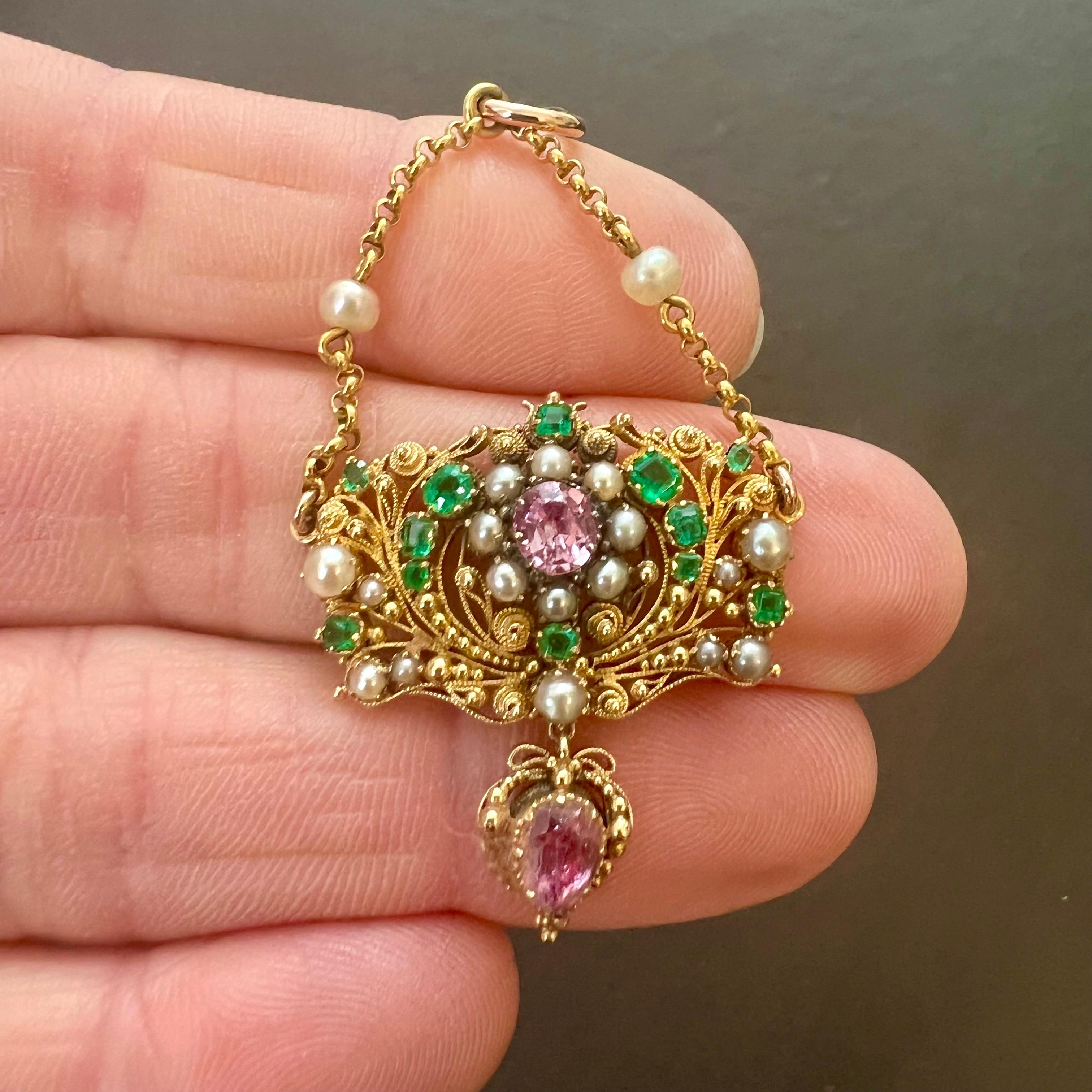 Taglio misto Ciondolo vittoriano in filigrana d'oro 14K con perle, smeraldi e topazio rosa, 1850 ca. in vendita