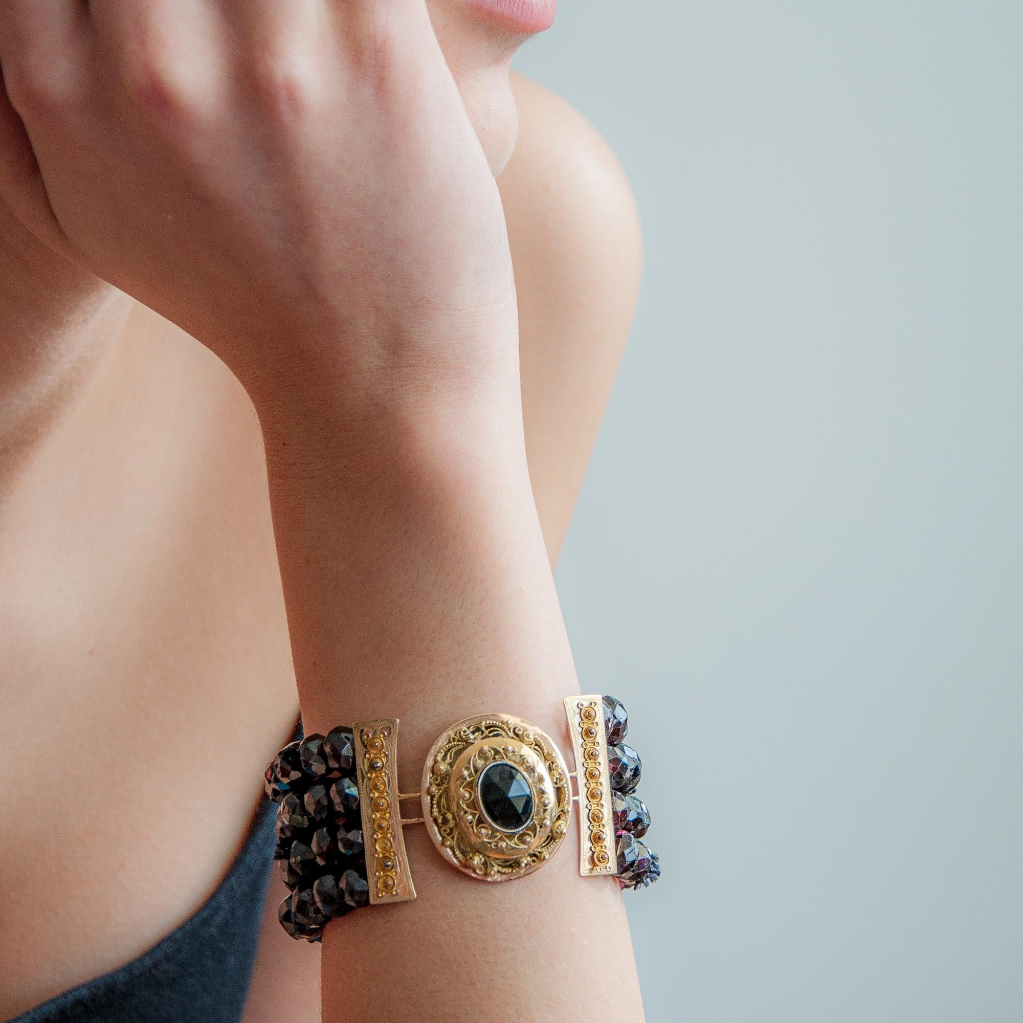 Mehrreihiges antikes Armband aus Granat und 14K Gold (Perle) im Angebot