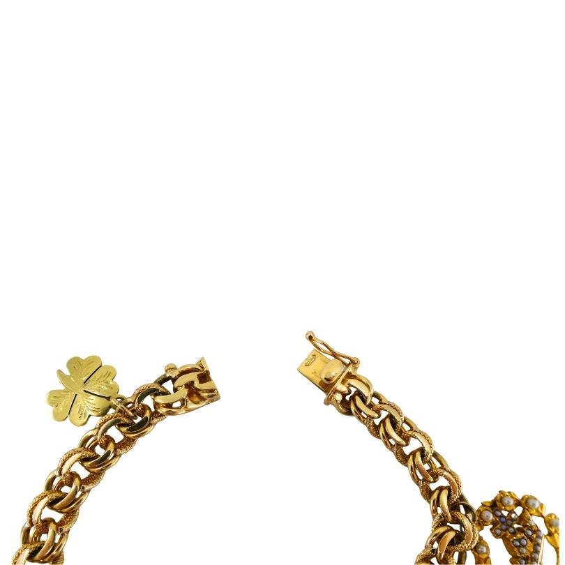 Victorien en or 14k  Bracelet à maillons  Perles en émail et charms gravés en vente 9