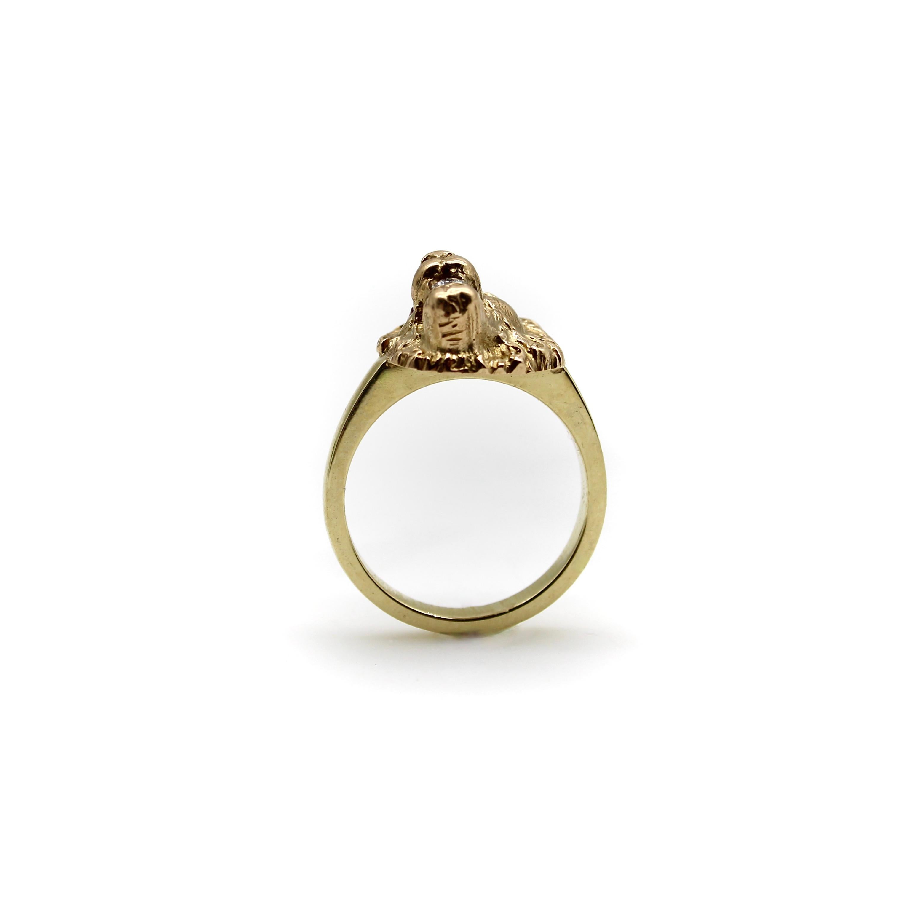 Dieser Löwenkopf aus 14-karätigem Gold wurde aus einer Anstecknadel aus der viktorianischen Ära umgewandelt und auf ein individuelles Ringband montiert. Das Profil des Löwen befindet sich in der Dreiviertelansicht. Sie ist in einem unglaublichen