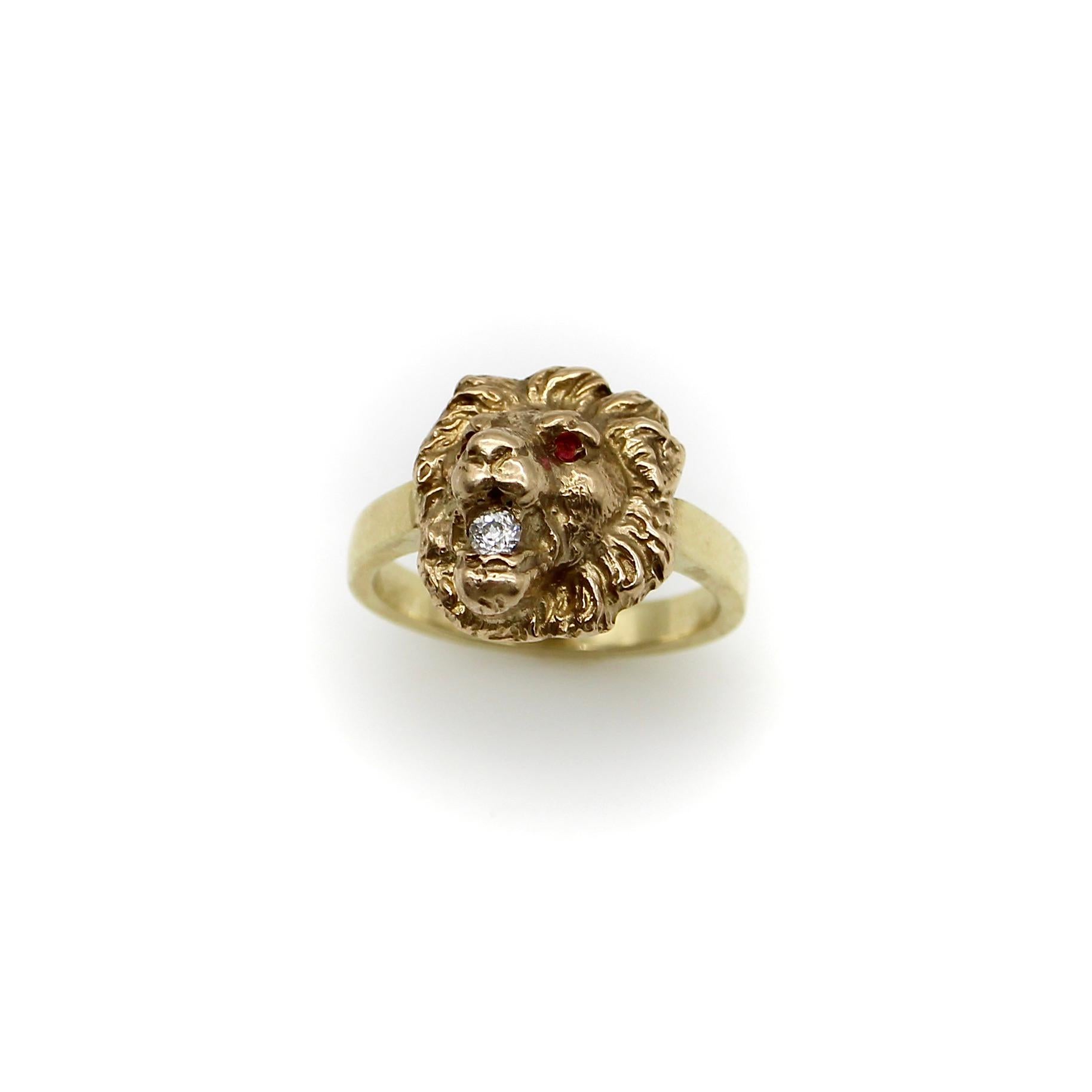 Viktorianischer Löwenring aus 14 Karat Gold mit Diamant in Mouth und Granat-Augen  im Zustand „Gut“ im Angebot in Venice, CA