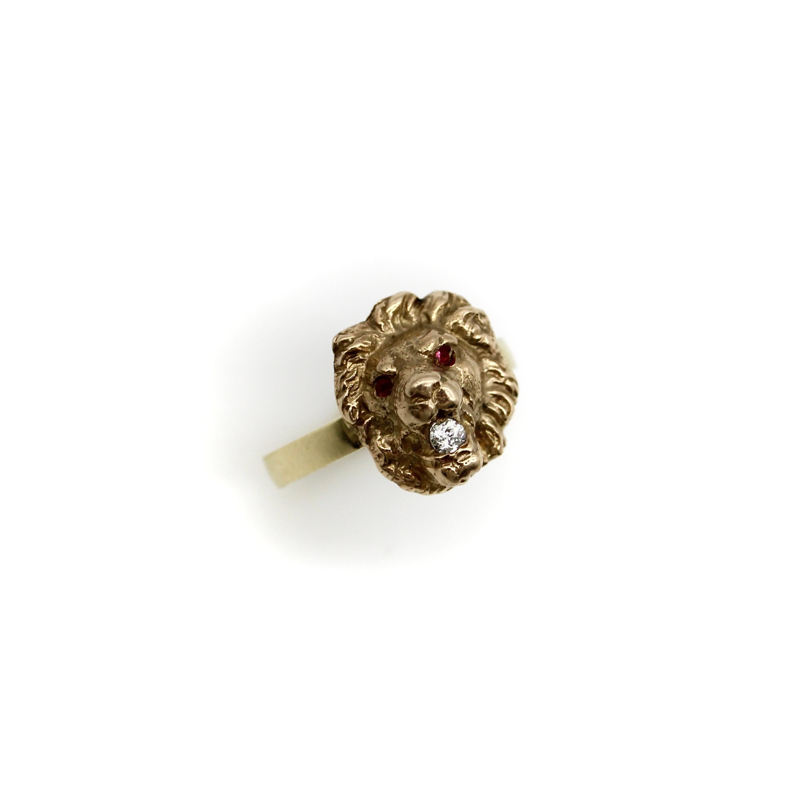 Victorian 14K Gold Lion Ring with Diamond in Mouth and Garnet Eyes  For Sale 1