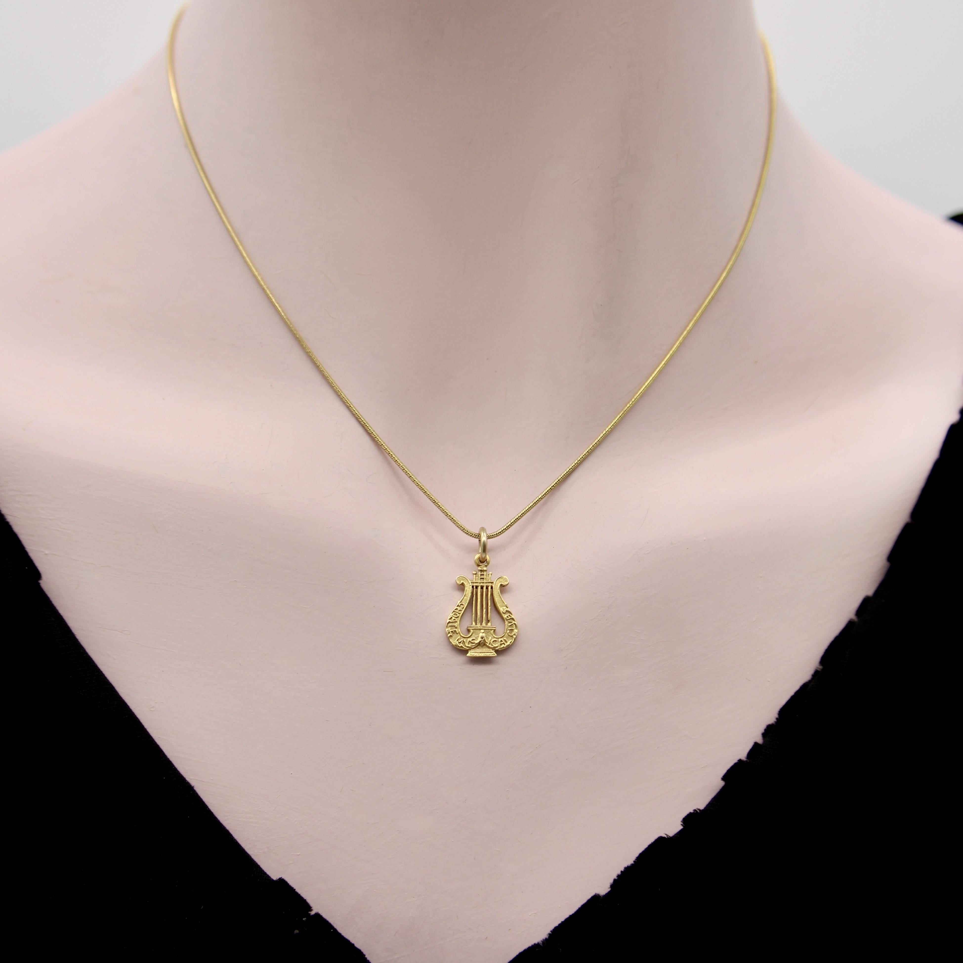 Breloque victorienne en or 14K avec pendentif en forme de lyre Unisexe en vente