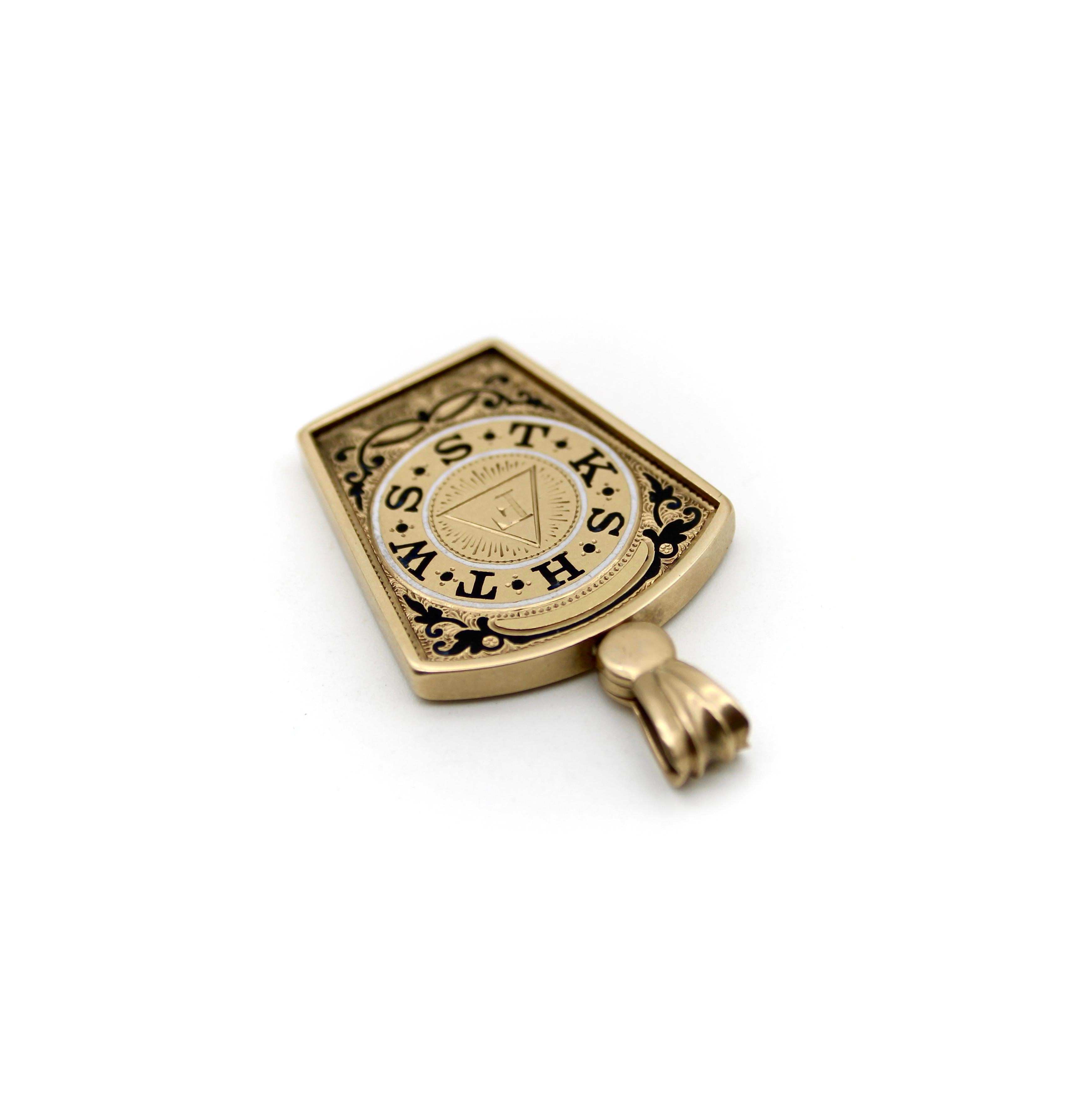 Victorien Pendentif victorien en or 14 carats en forme d'arc royal maçonnique avec émail et gravure en vente