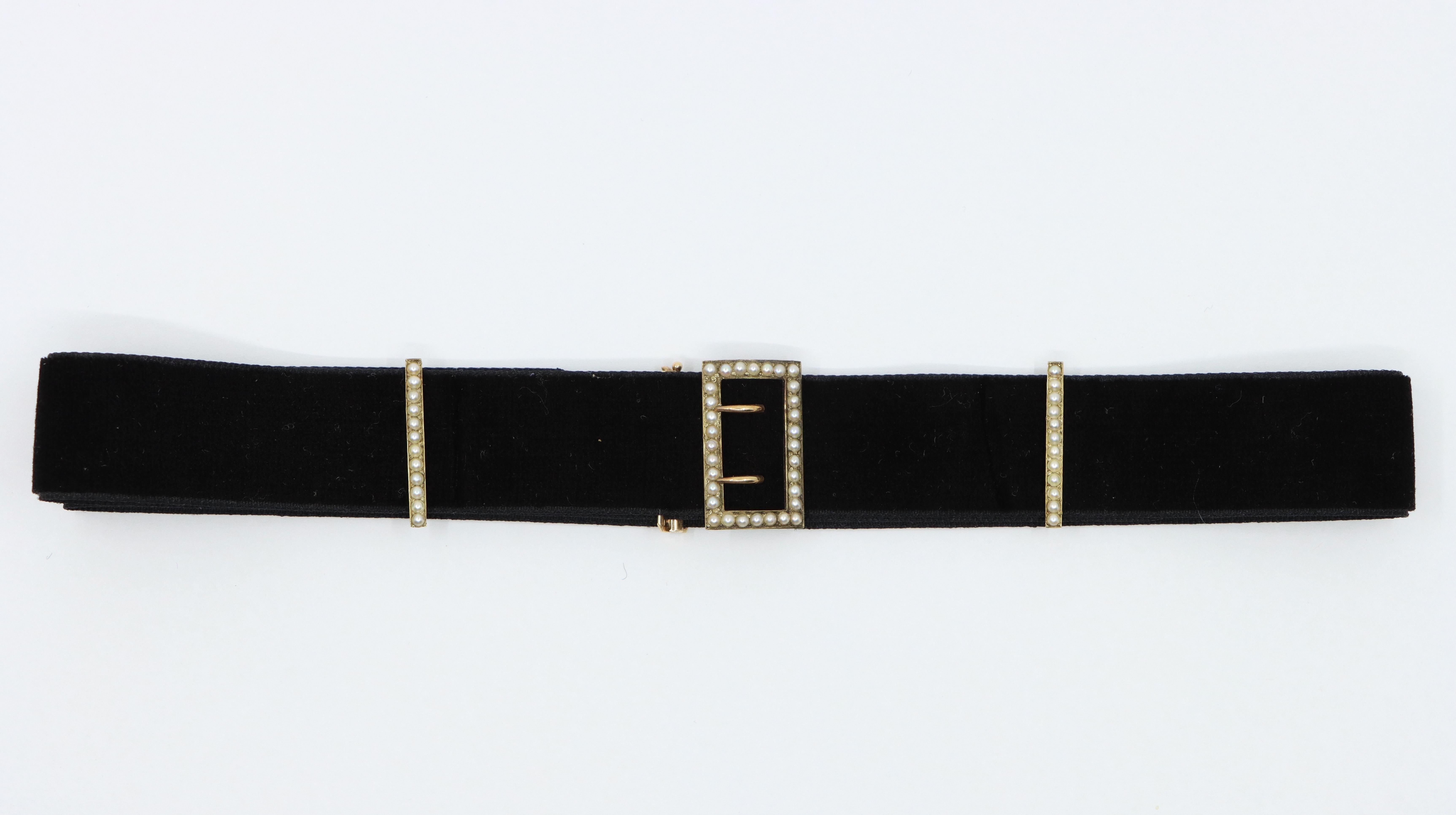 Victorian 14K Gold Seed Pearl Buckles Black Velvet Choker

The 14K gold seed pearl buckles, originating from the Victorian era, now feature a newly replaced black velvet ribbon.

Approximate Dimensions:
61 cm ( Length) 
2.2 cm (Width) 
10.1 grams in