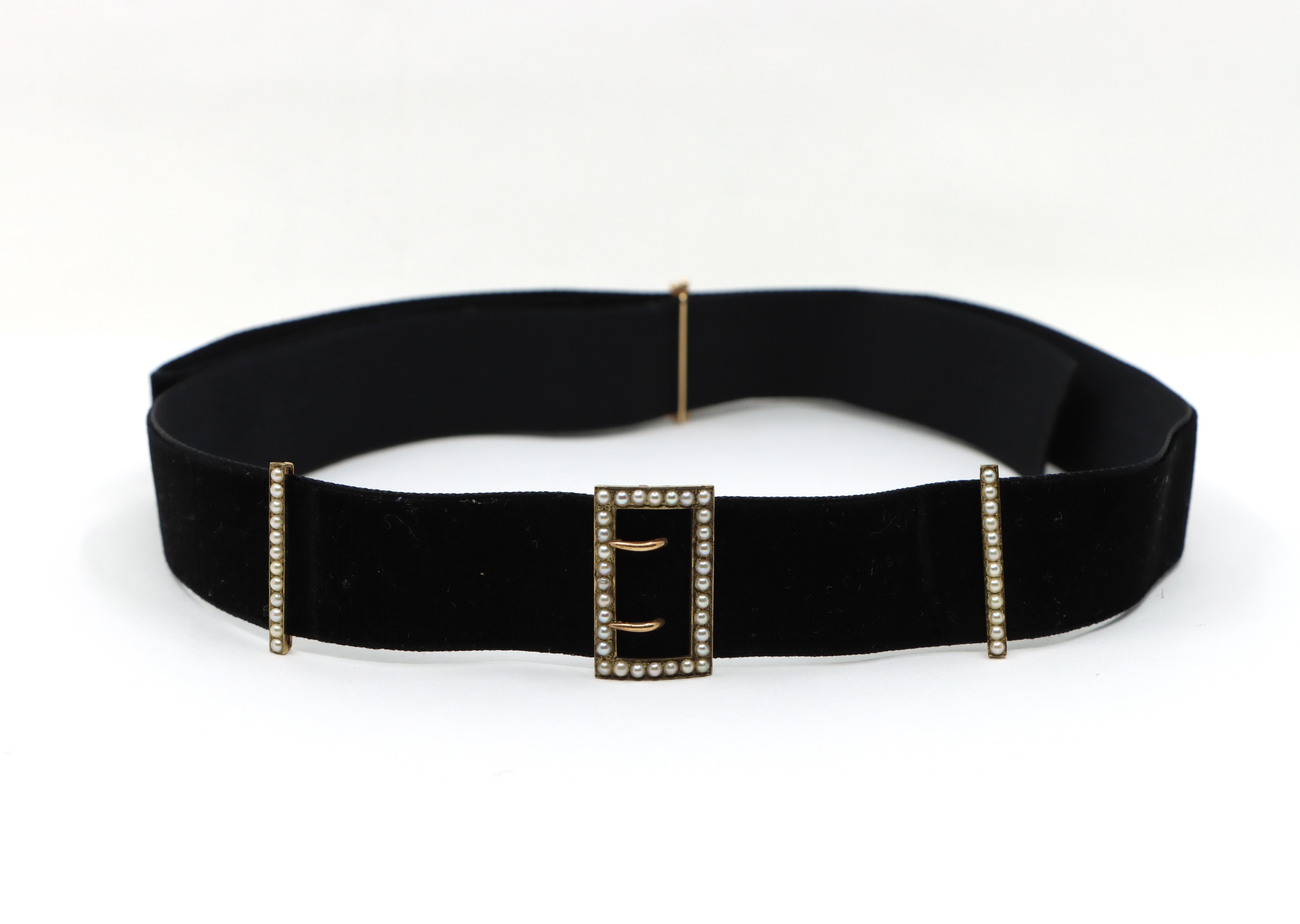 Victorian 14K Gold Seed Pearl Buckles Black Velvet Choker In Good Condition In Flushing, NY