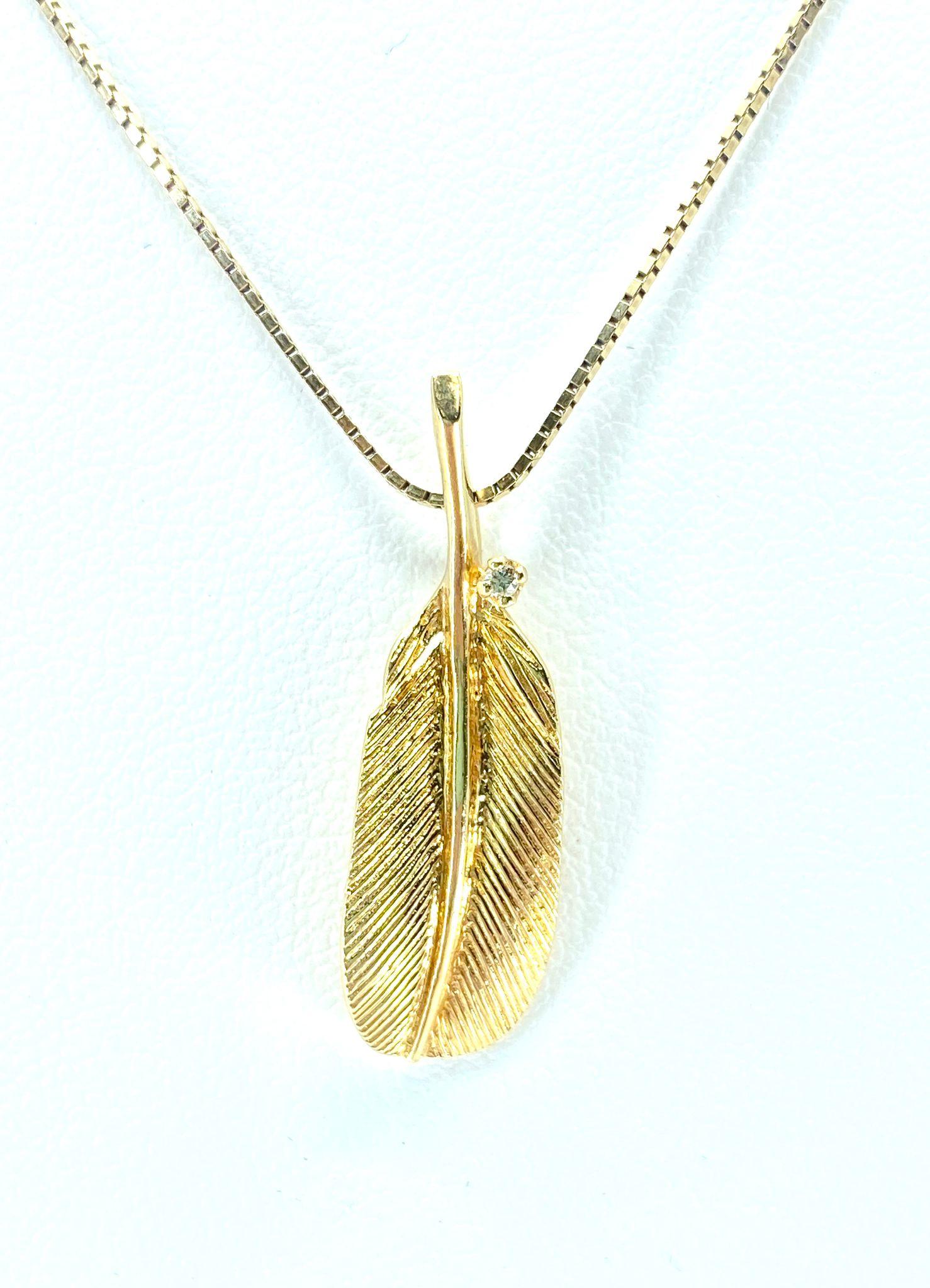 Fashioned from exquisite 14k yellow gold, this Victorian-era style pendant boasts a solitaire diamond on the bail, showcasing VS clarity and F-G color for unparalleled brilliance. Handmade with meticulous craftsmanship, this leaf pendant exudes