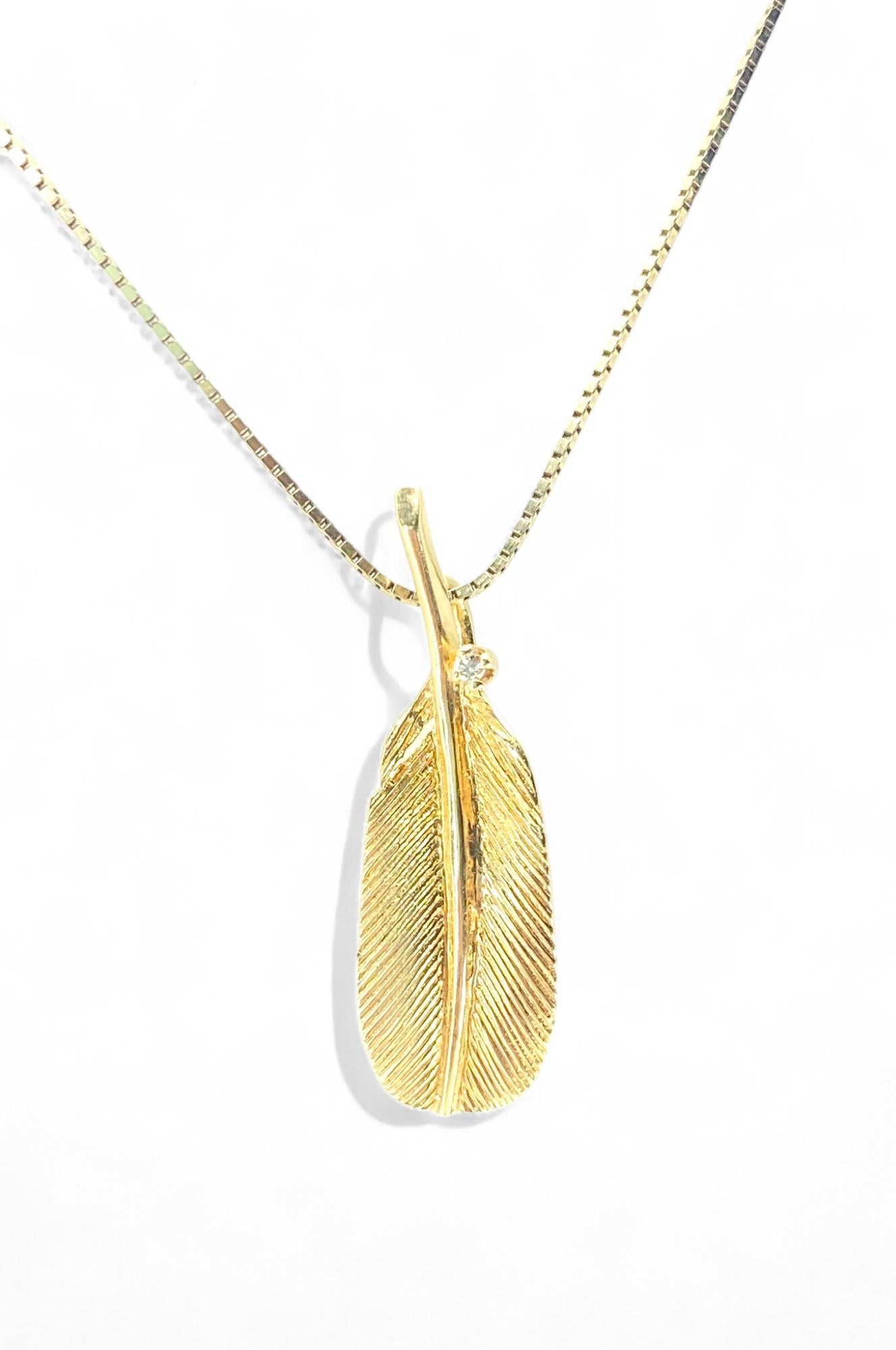 Realizzato in squisito oro giallo 14k, questo ciondolo in stile vittoriano vanta un diamante solitario sulla cauzione, che mostra una purezza VS e un colore F-G per una brillantezza senza pari. Realizzato con meticolosa maestria, questo ciondolo a