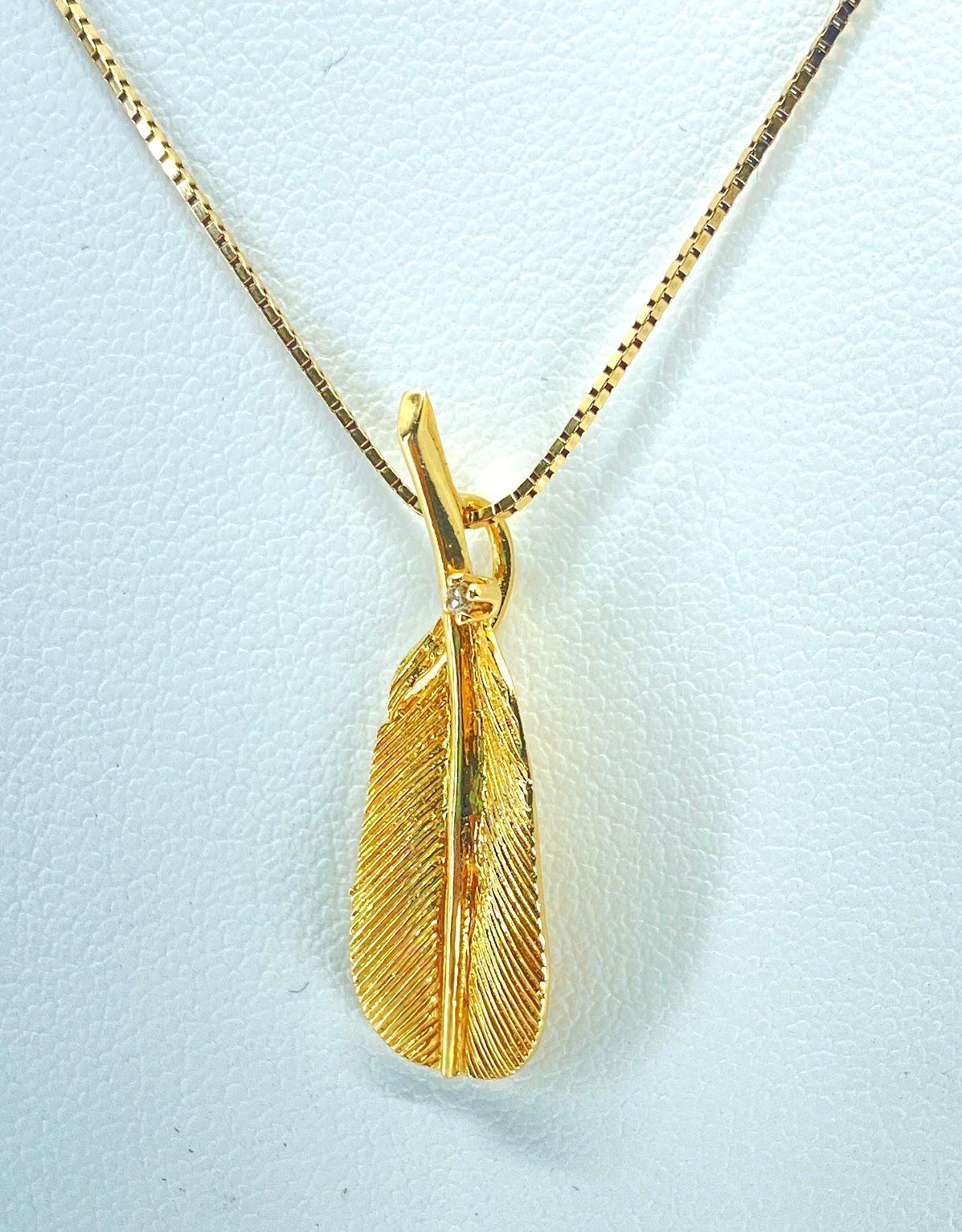 Brilliant Cut Victorian 14k Gold & VS Diamond Leaf Pendant For Her  For Sale