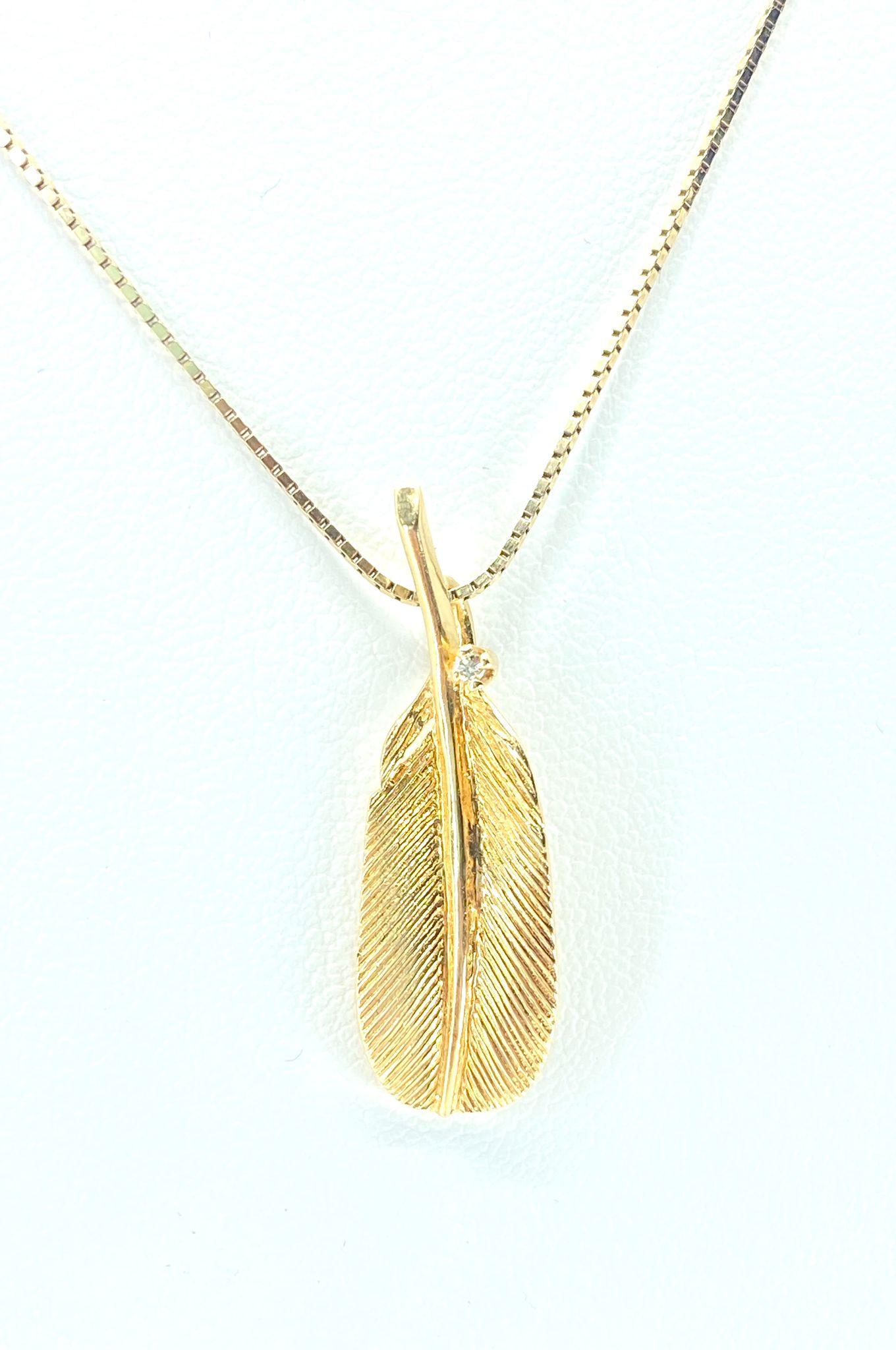 Victorian 14k Gold & VS Diamond Leaf Pendant For Her  In Excellent Condition For Sale In Miami, FL