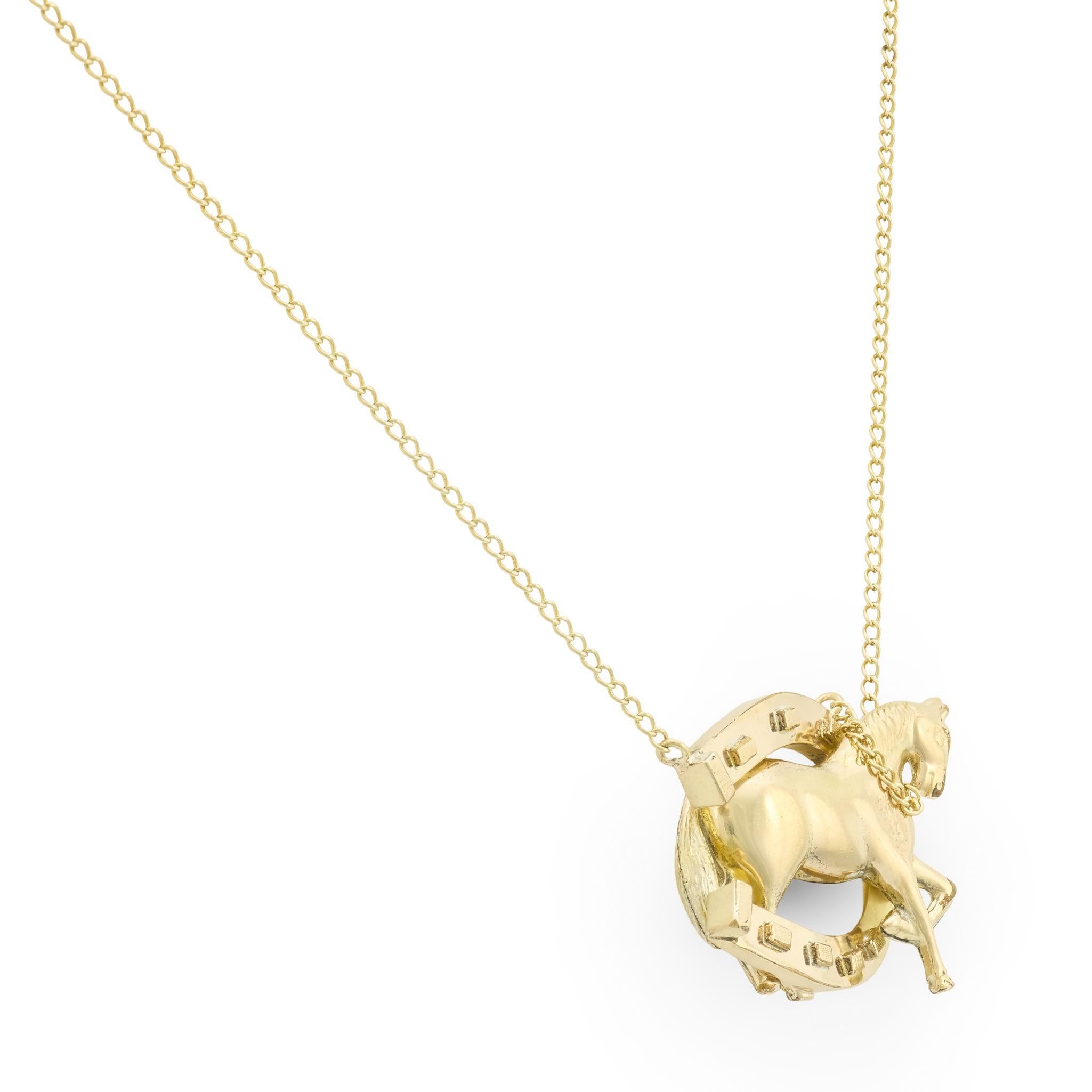 Un collier pendentif absolument fantastique de l'époque victorienne (vers les années 1880) ! Réalisé en or jaune 14k, ce collier commence par une délicate chaîne en câble, qui se ferme à l'aide d'un fermoir à anneau à ressort. Le fermoir est