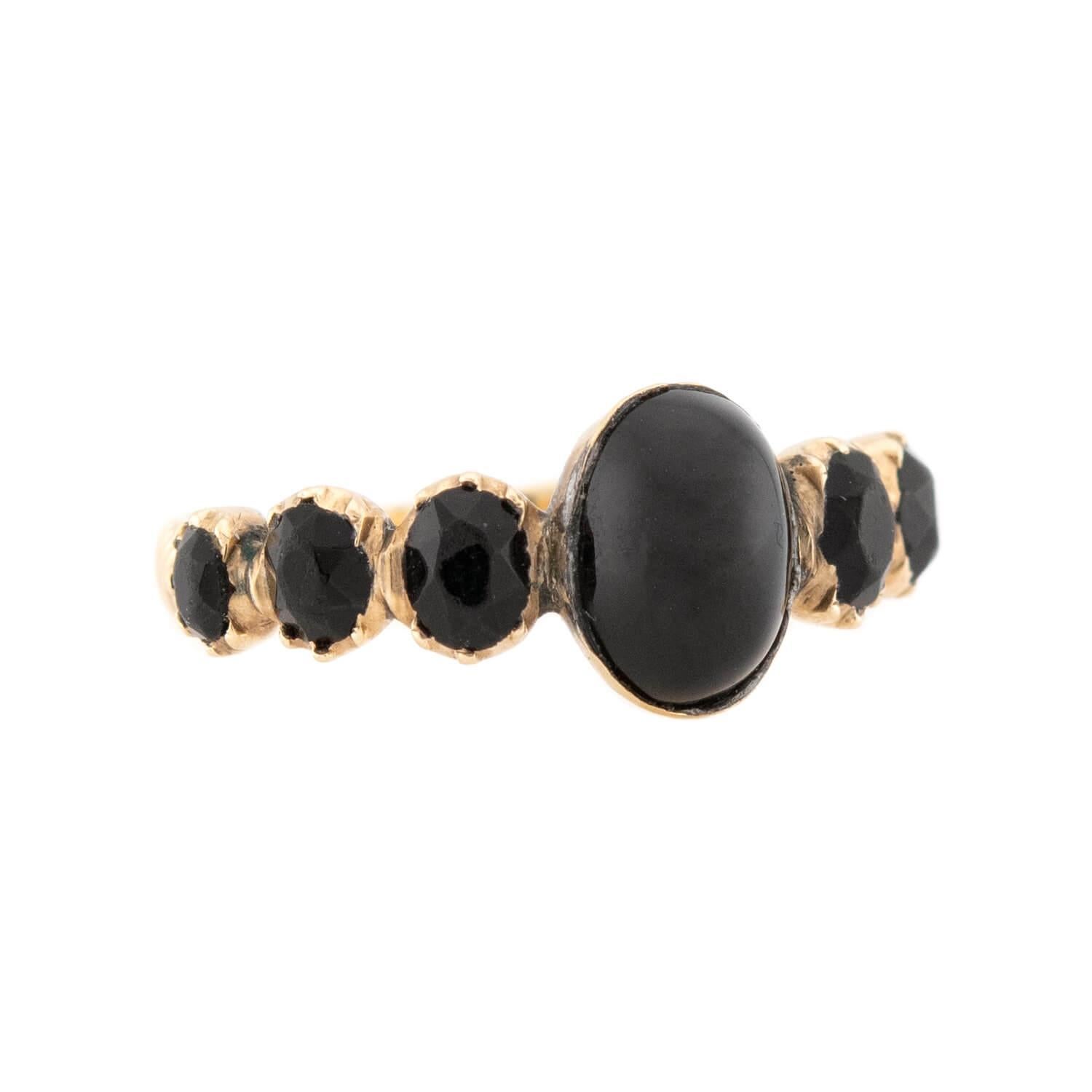 Un fantastico anello di iolite di epoca vittoriana (ca. 1880)! Realizzato in oro giallo 14 carati, la parte anteriore dell'anello presenta 7 pietre di iolite che attraversano orizzontalmente la superficie del pezzo. La pietra centrale di iolite di
