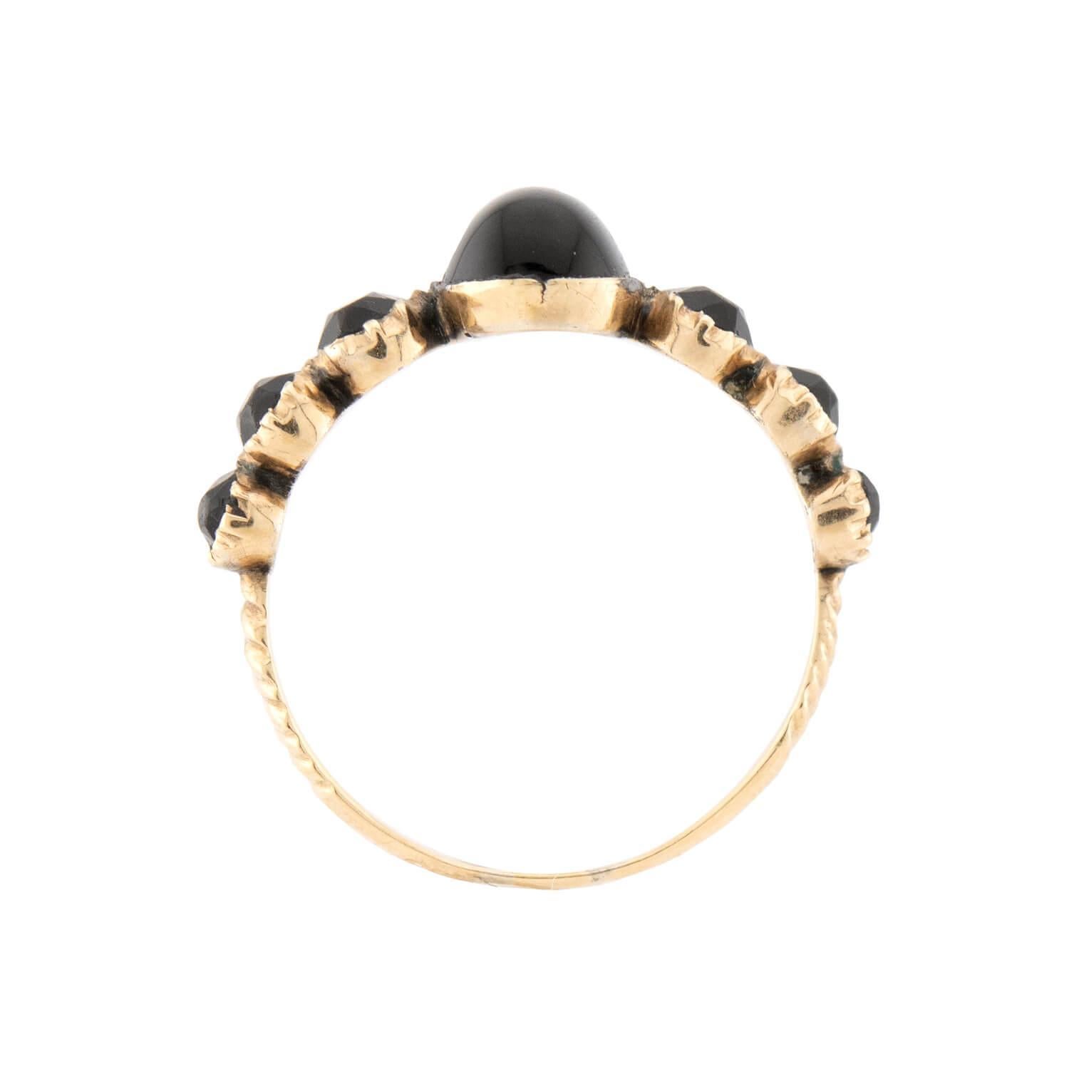 Taglio ovale Anello vittoriano in iolite 14k con 7 pietre in vendita