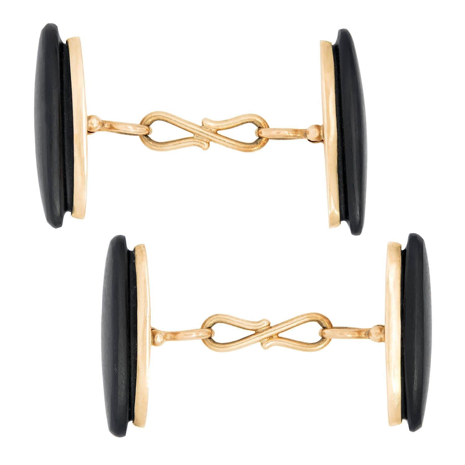 Une magnifique paire de boutons de manchette en jais de l'époque victorienne (vers les années 1880) ! Réalisé en or jaune 14 carats, chaque bouton de manchette est orné de deux pièces de jais en forme d'ellipse. Le jet est lisse et simple, et