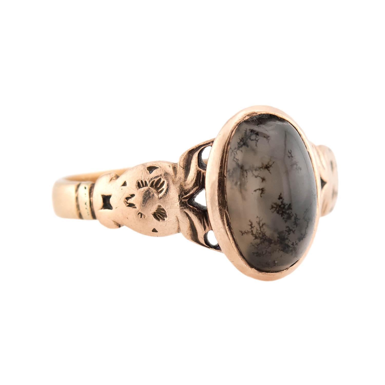 Ein atemberaubender Moosachat-Ring aus der viktorianischen Ära (ca. 1880er Jahre)! Dieses hübsche Schmuckstück aus 14-karätigem Gelbgold besteht aus einem ovalen Moosachat-Cabochon in einer glatten und schlichten Lünettenfassung. Der Achat hat einen