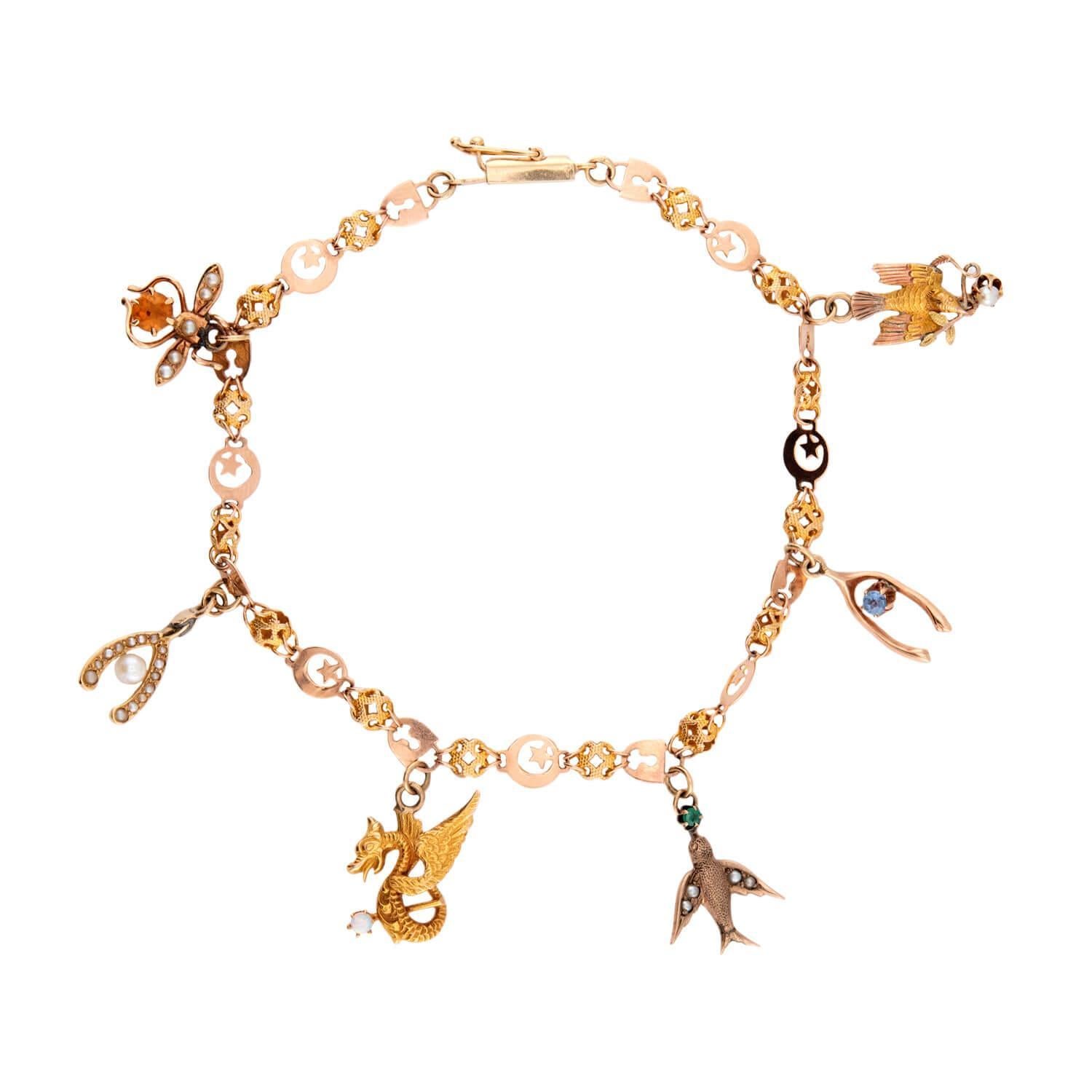 Ein wunderschönes Armband mit Charme aus der viktorianischen Ära (ca. 1880er Jahre)! Dieses Stück ist eine wunderbare Zusammenstellung von 6 einzigartigen Charms. Das Armband beginnt mit einer einzigartigen Kette, die aus Gliedern mit gewebtem