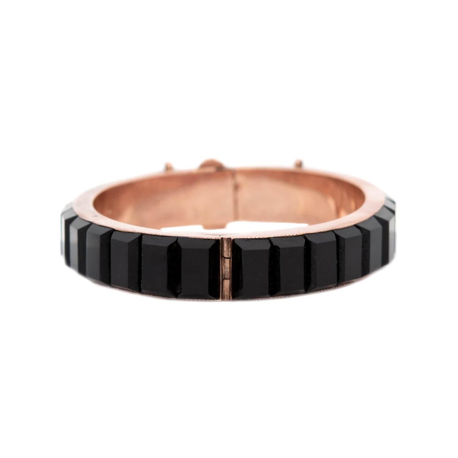 Taille carrée Victorian 14k Onyx Hinged Bangle en vente