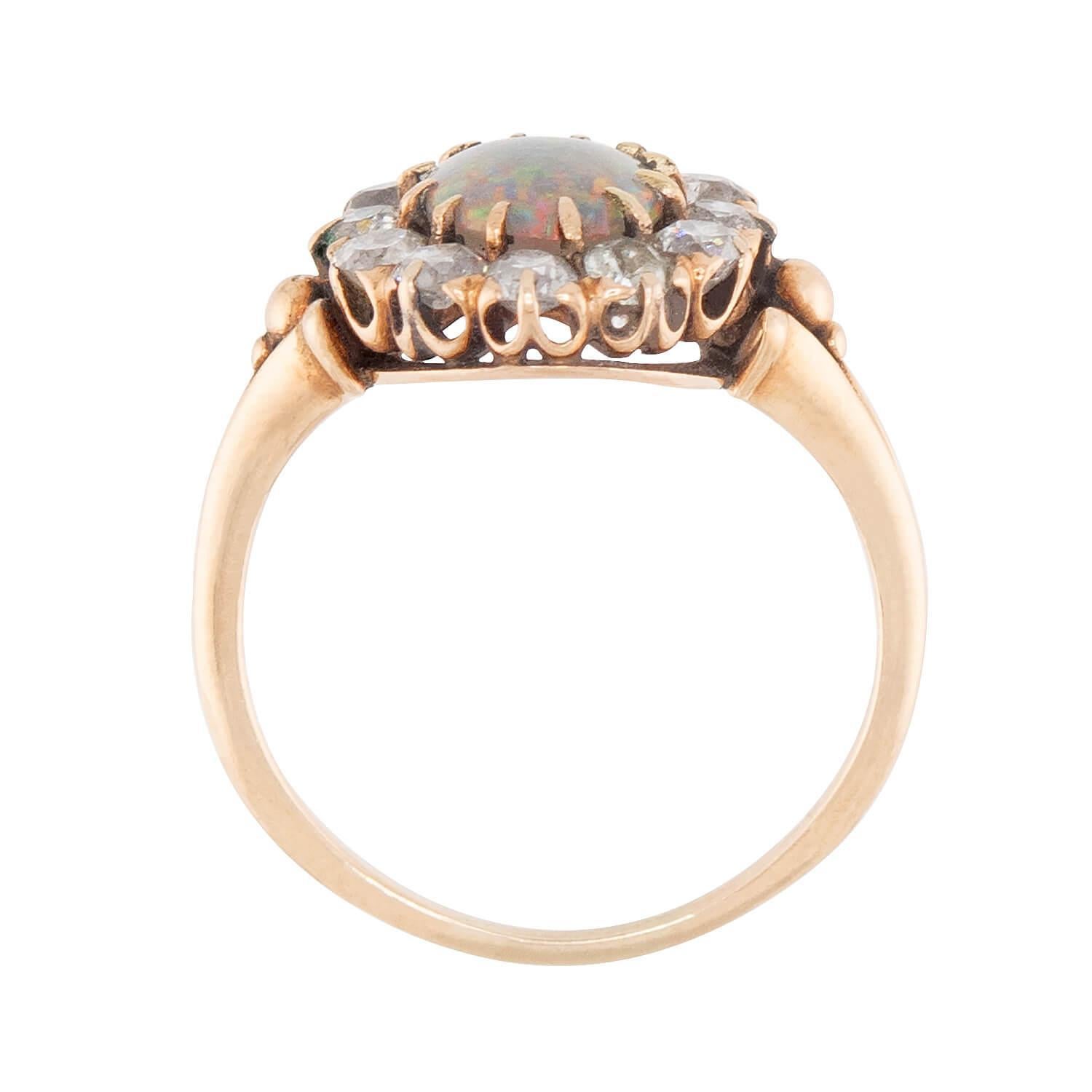 Cabochon Anello vittoriano a raggiera con opale e diamante in 14 ct. in vendita
