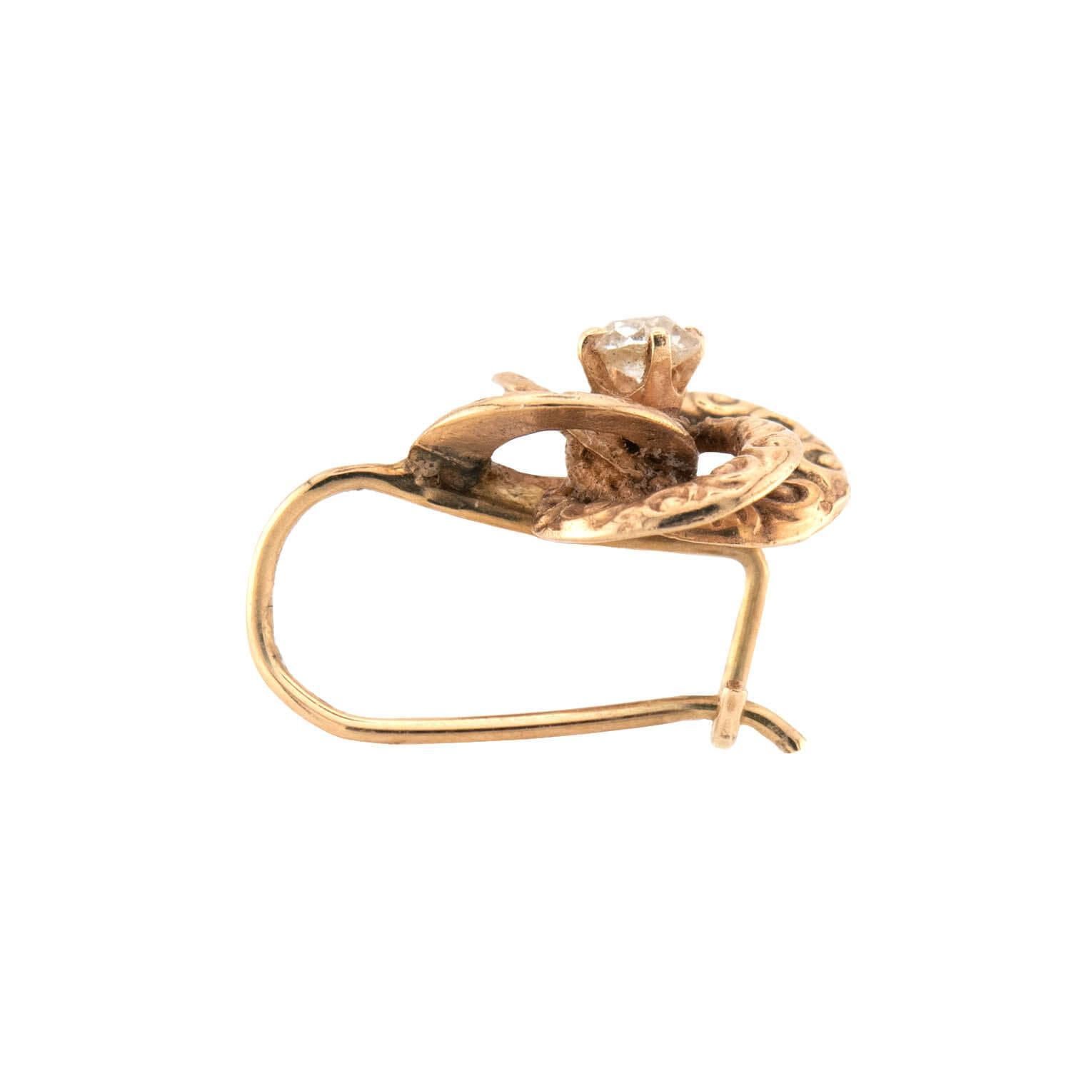 Un favoloso paio di orecchini con nodo d'amore di diamanti di epoca vittoriana (ca. 1880)! Realizzati in oro giallo 14 carati, ogni orecchino raffigura un nodo tortuoso centrato da un diamante taglio mina. La superficie dei nodi è decorata con