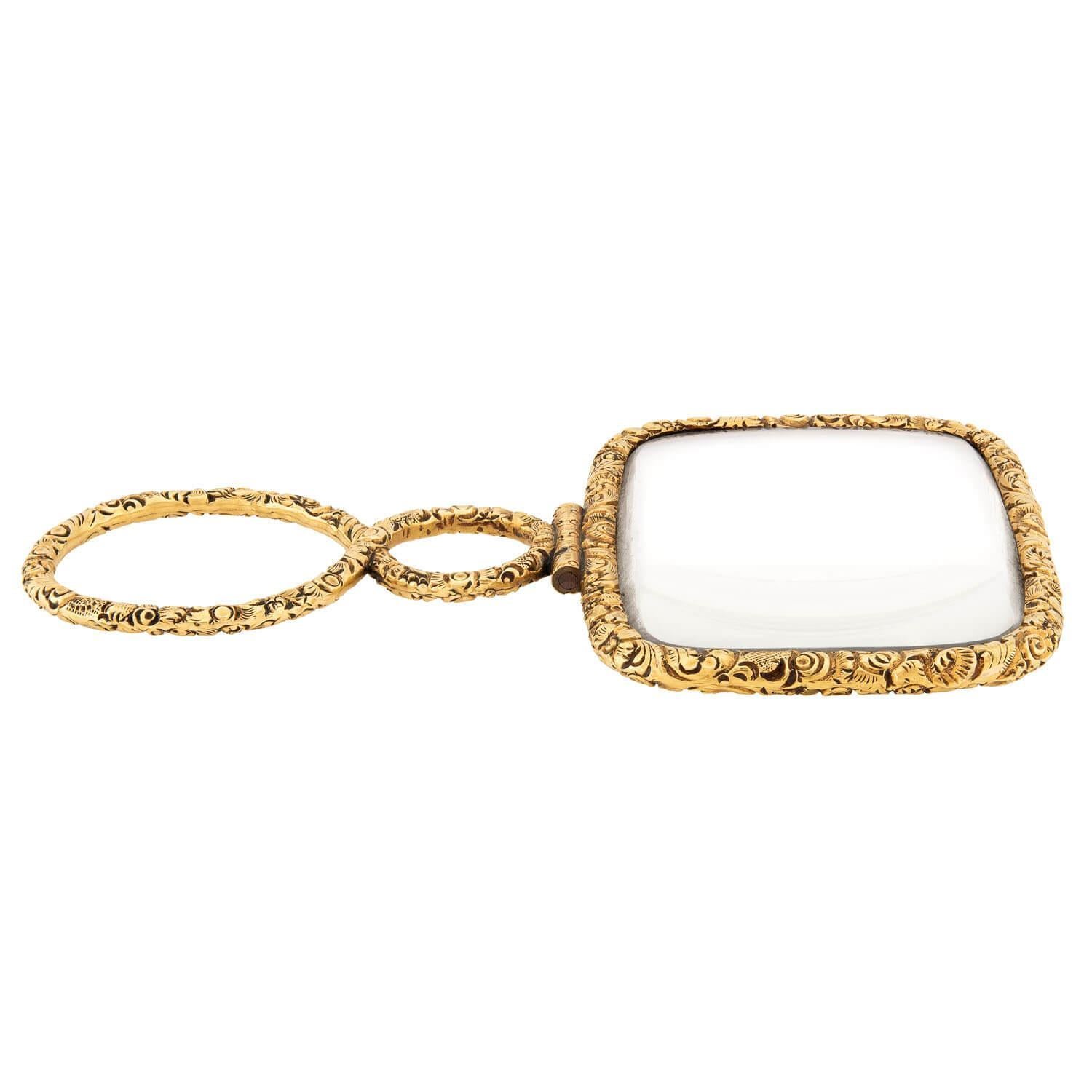 Ein einfach schönes und ungewöhnliches Vergrößerungsglas aus der viktorianischen Ära (ca. 1880er Jahre)! Die gesamte Oberfläche dieser aus 14-karätigem Gelbgold gefertigten Lupe ist mit erhabenen floralen und verschnörkelten Repoussé-Motiven