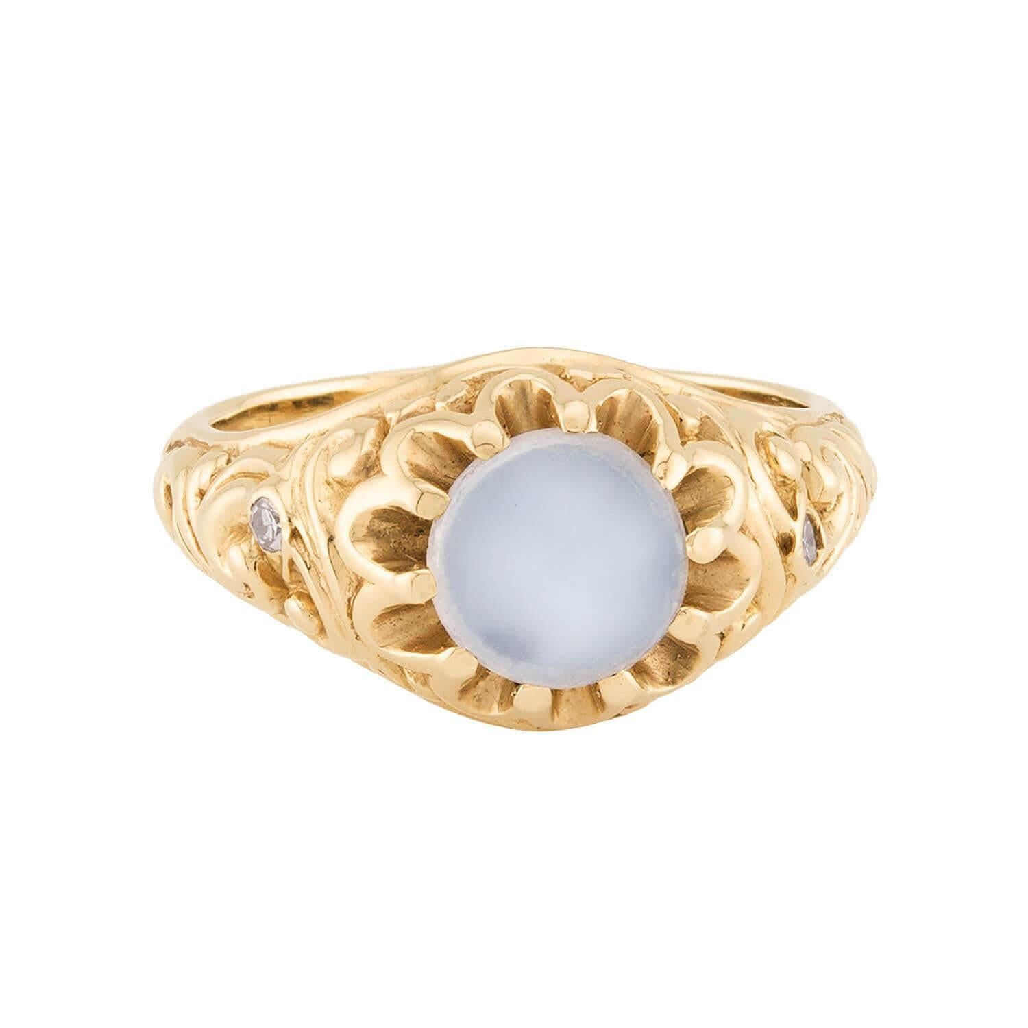 Uno splendido anello di pietra di luna ispirato all'epoca vittoriana (ca. 1880)! Realizzata in oro 14 carati, l'incastonatura fatta a mano presenta un design repousse decorativo, composto da volute e rotoli. Al centro c'è un'affascinante pietra di