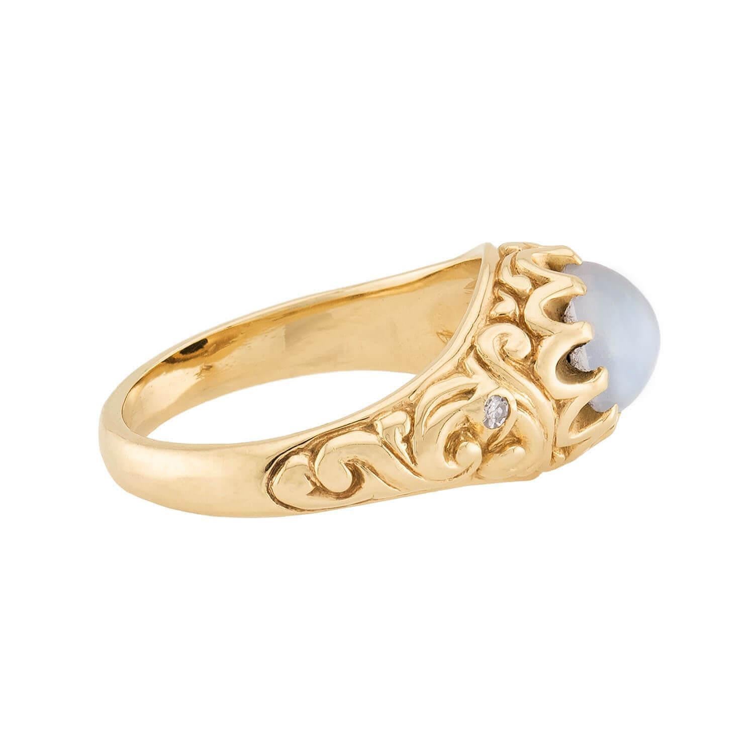 Vittoriano Anello vittoriano 14k Repousse con pietra di luna e diamanti in vendita