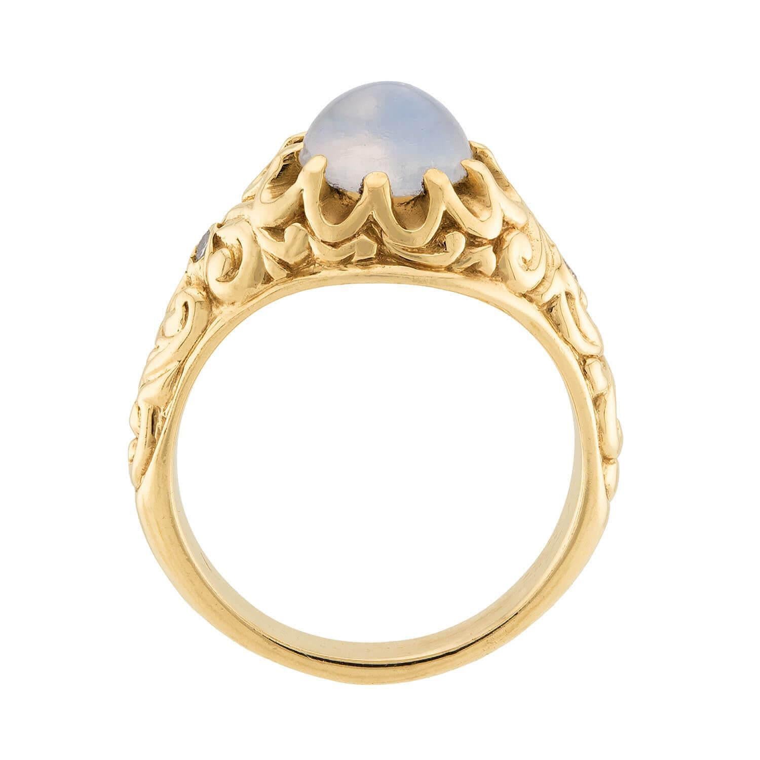 Cabochon Anello vittoriano 14k Repousse con pietra di luna e diamanti in vendita