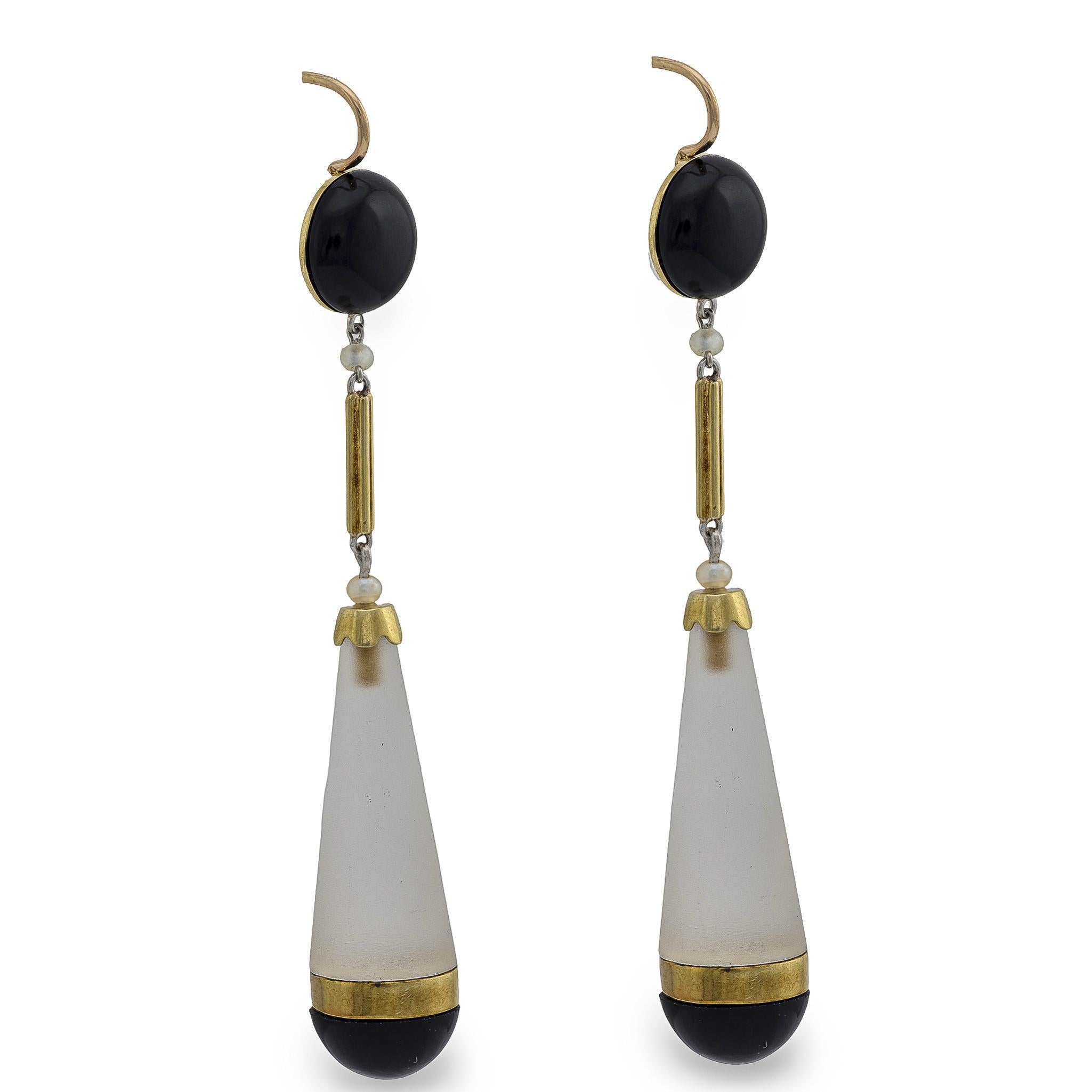 Ein schönes Paar Tropfenohrringe aus der viktorianischen Ära (ca. 1880)! Jeder Ohrring ist aus 14-karätigem Gelbgold gefertigt und beginnt mit einer runden Fassung, die einen dunklen schwarzen Achatstein enthält. Die Ohrringe sind mit einem