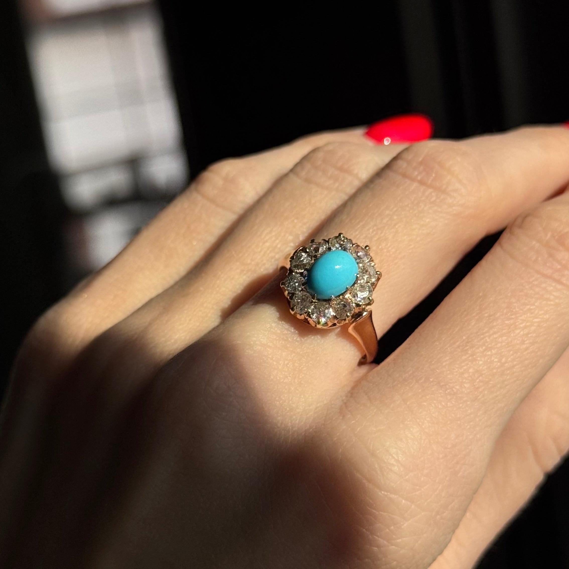 Époque : Victorien
Composition : Or rose 14K
Pierre principale : Cabochon ovale de turquoise
Poids en carats : 1,50 carats
Pierre d'accentuation : Dix diamants anciens de taille européenne
Poids en carats : 0,75 carats au total
Couleur/Clarité : H-I