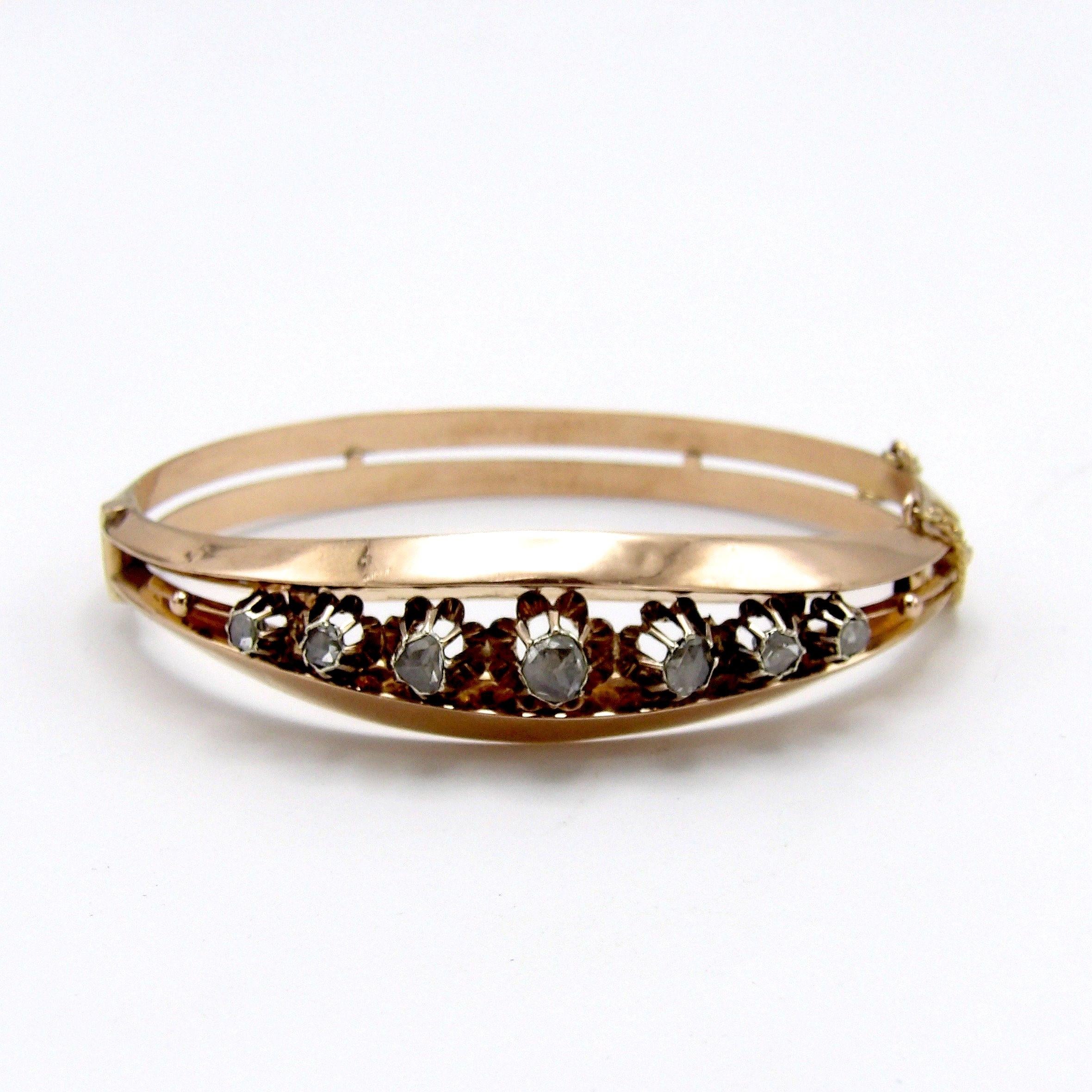 Precioso brazalete de oro rosa y diamantes de la época victoriana. Esta pieza de joyería presenta 7 magníficos diamantes talla rosa que están dispuestos desde el centro en orden descendente. El diamante más grande, en el centro, mide 4,9 mm de