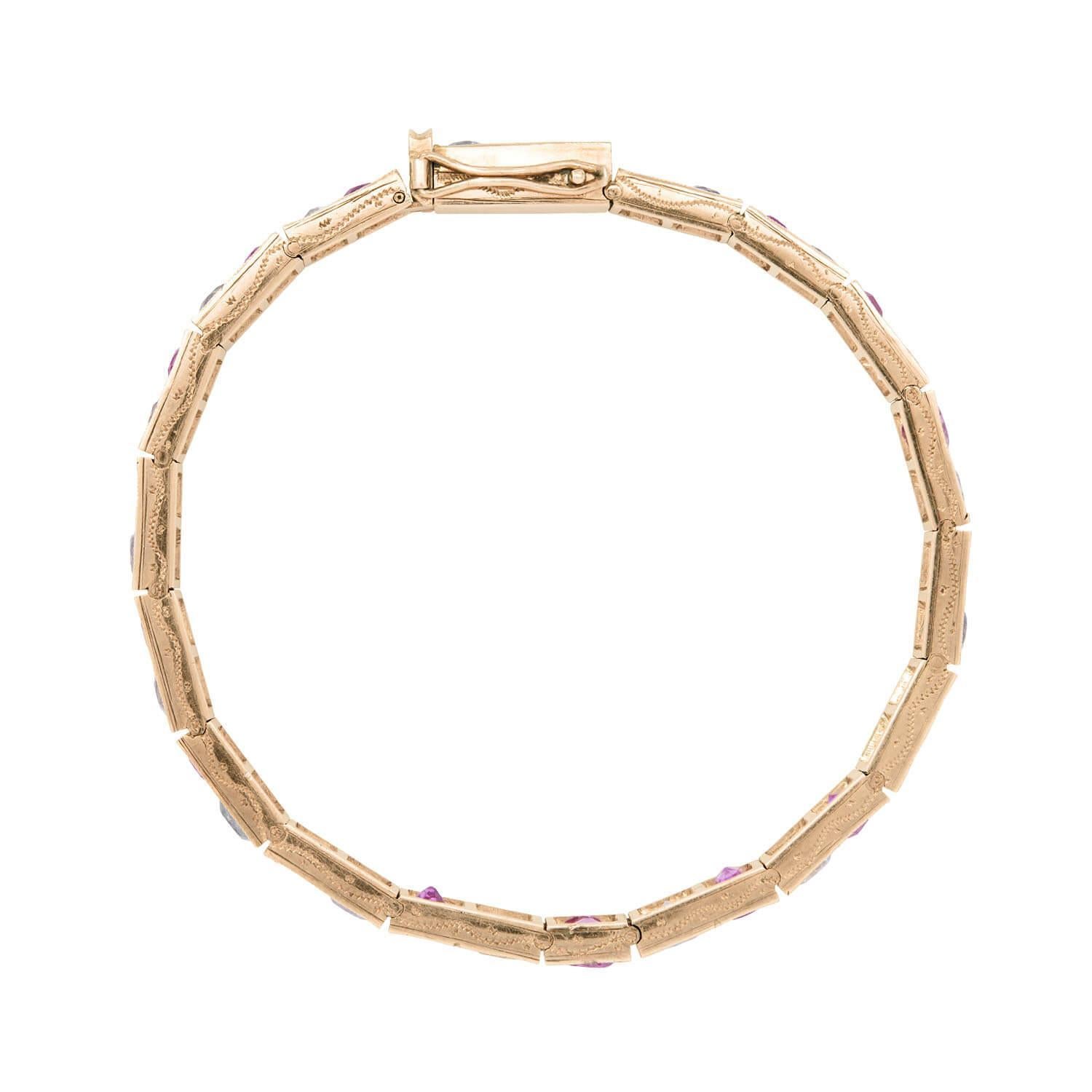 Un magnifique bracelet en ligne de l'époque victorienne (ca1880) ! Cette pièce magnifique et substantielle est fabriquée en or 14k et présente un design de bracelet à ligne classique. Le bracelet est composé de dix-sept maillons, qui sont ornés